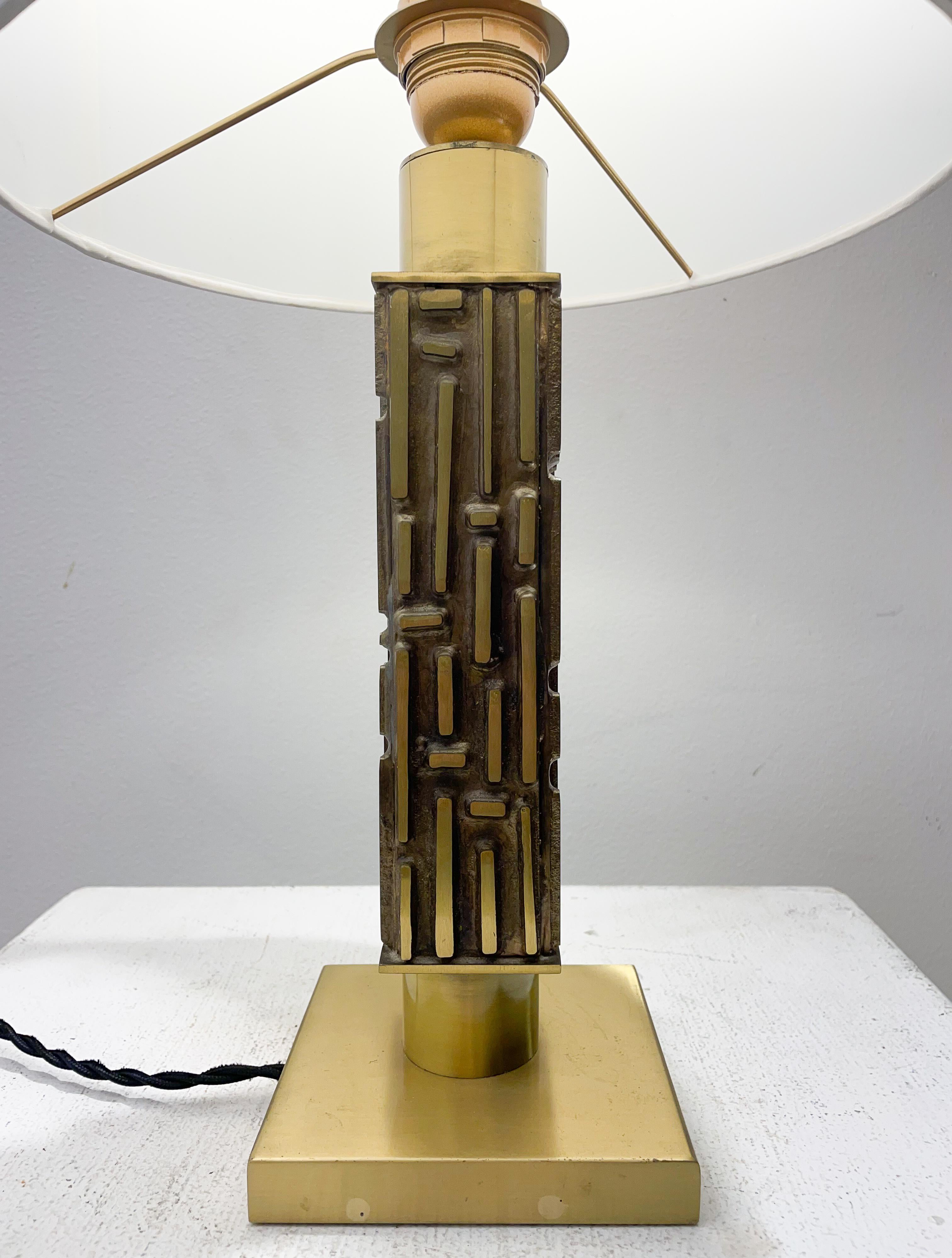 Mid-Century-Tischlampe aus Messing und Bronze von Luciano Frigerio, Italien, 1970er Jahre

Neuer Lampenschirm
