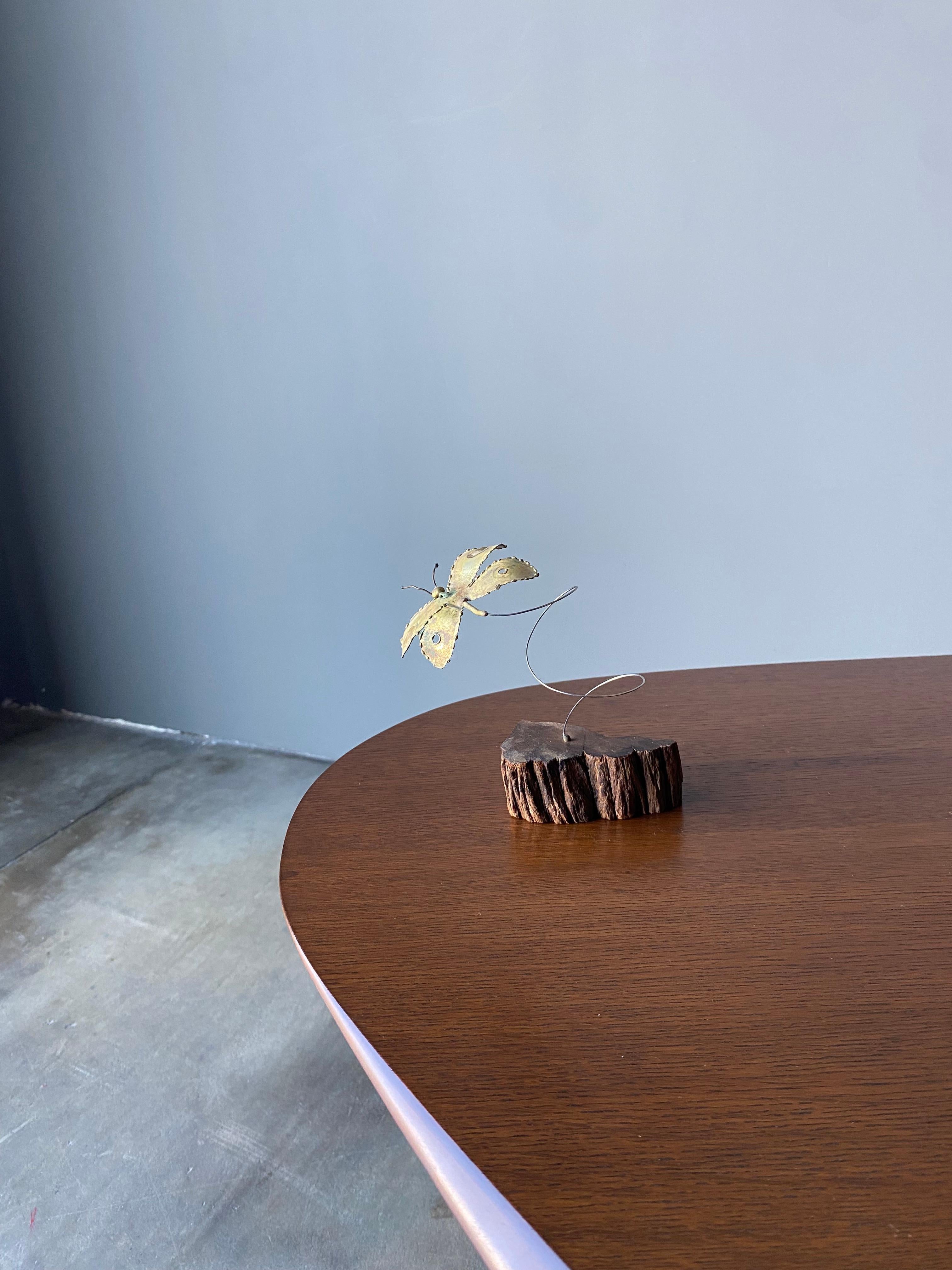 Mid Century Messing und Kupfer Schmetterling auf Burl Stand im Zustand „Gut“ im Angebot in Costa Mesa, CA