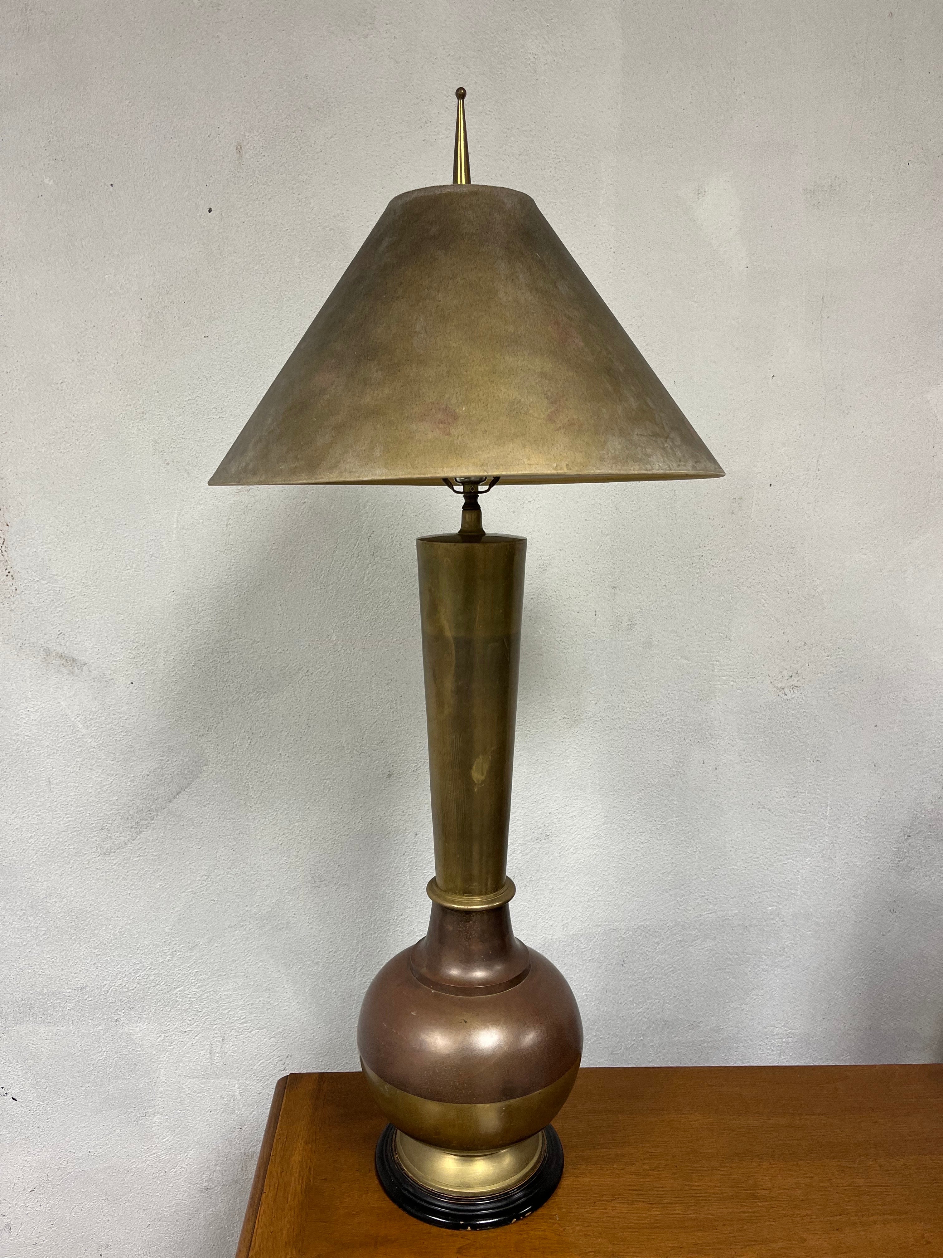 Bellissima lampada in ottone e rame. Un pezzo di metà secolo dalle linee meravigliose. Ben proporzionato e dai dettagli semplicistici, con rame a fasce e un grande terminale d'epoca. 
Misure:
con paralume 18