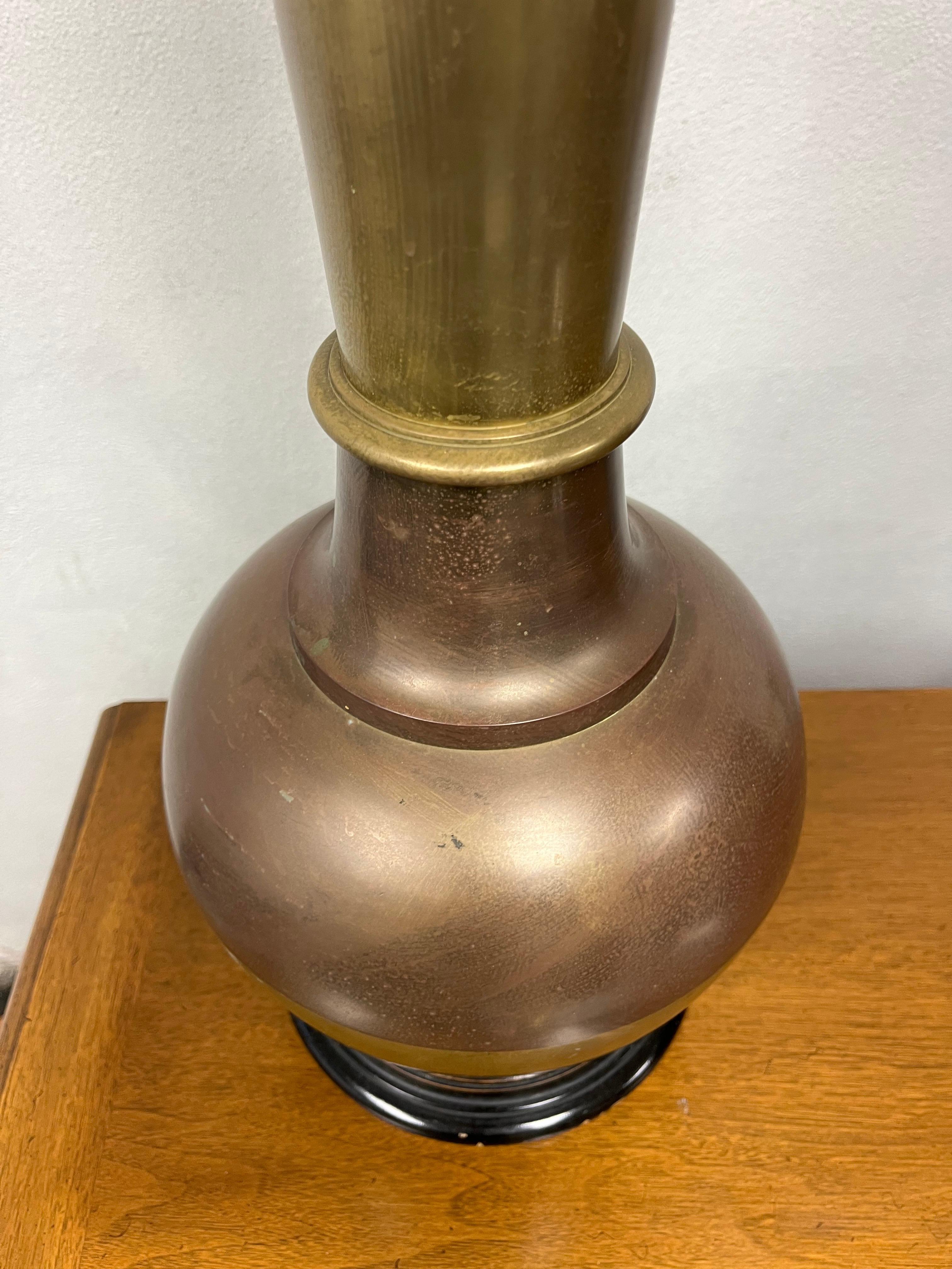 Mid-Century moderno Lampada di metà secolo in ottone e rame in vendita