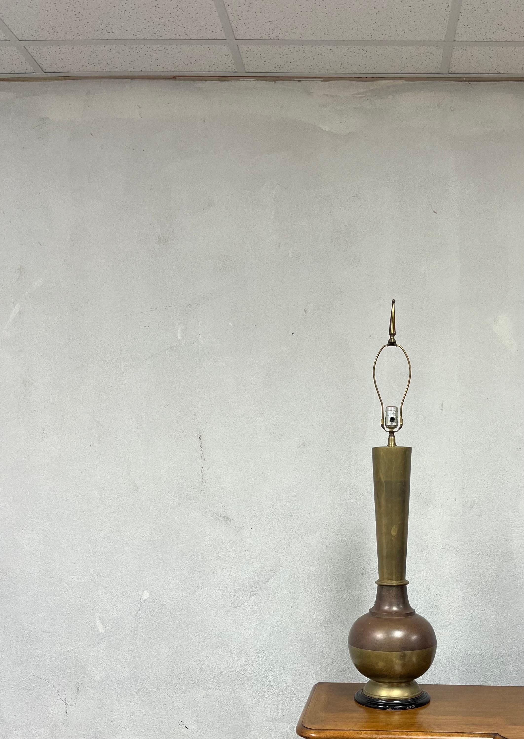 Sconosciuto Lampada di metà secolo in ottone e rame in vendita
