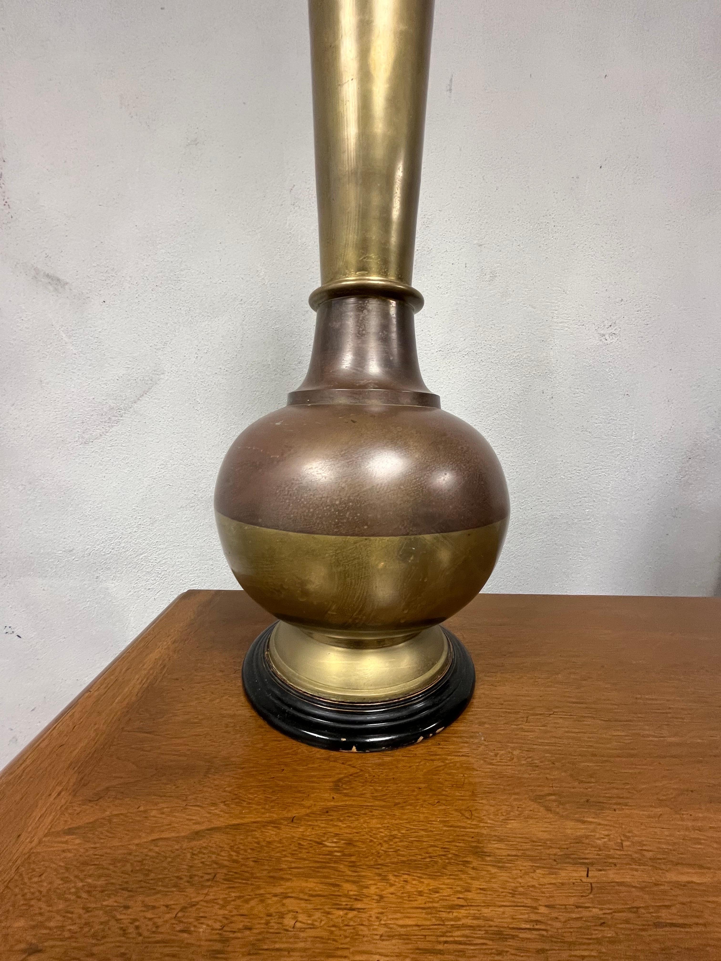 Lampada di metà secolo in ottone e rame In condizioni buone in vendita a W Allenhurst, NJ