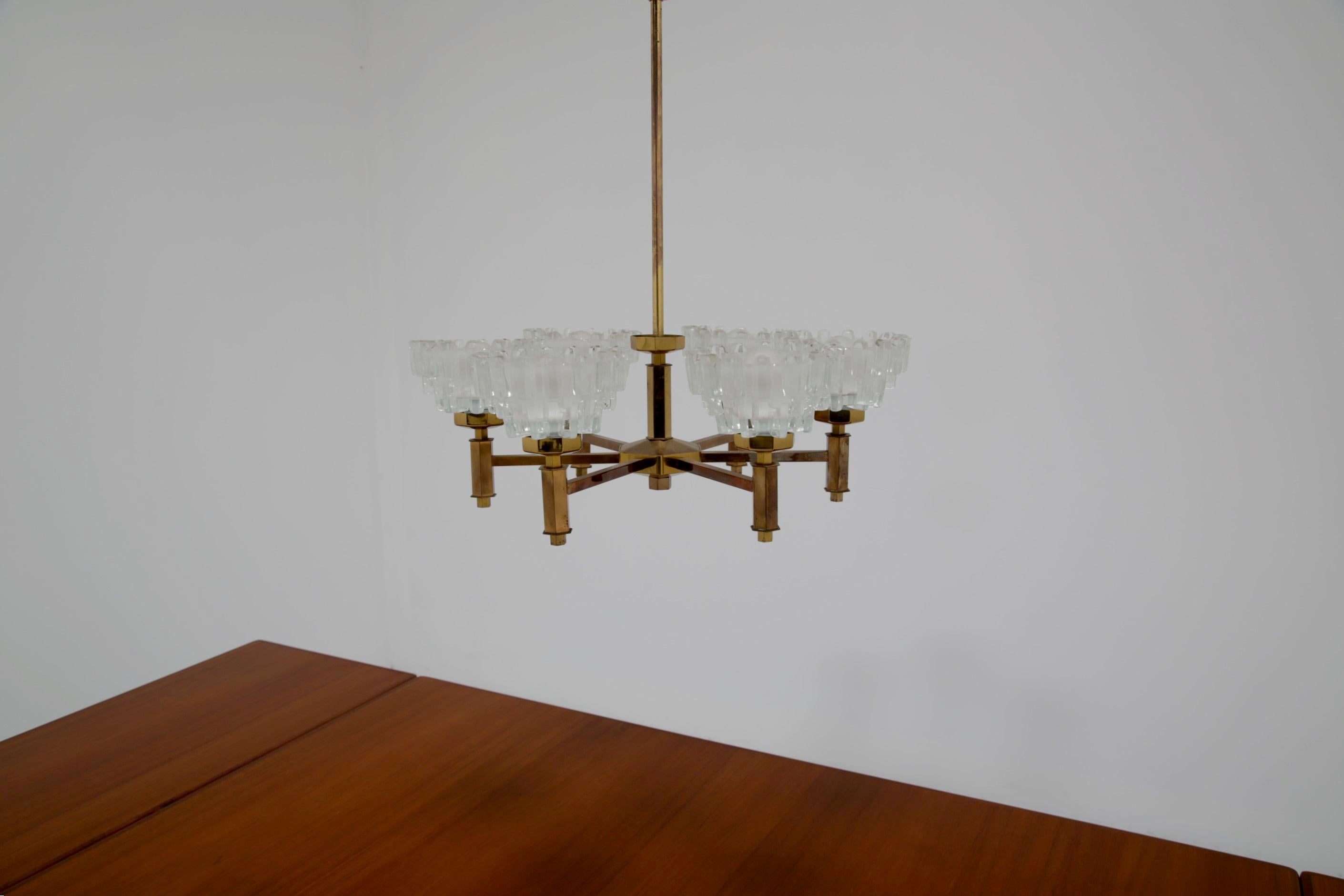 Araña de latón y cristal tallado de 6 brazos de Hans-Agne Jakobsson, mediados del siglo XX, años 60. en venta 4