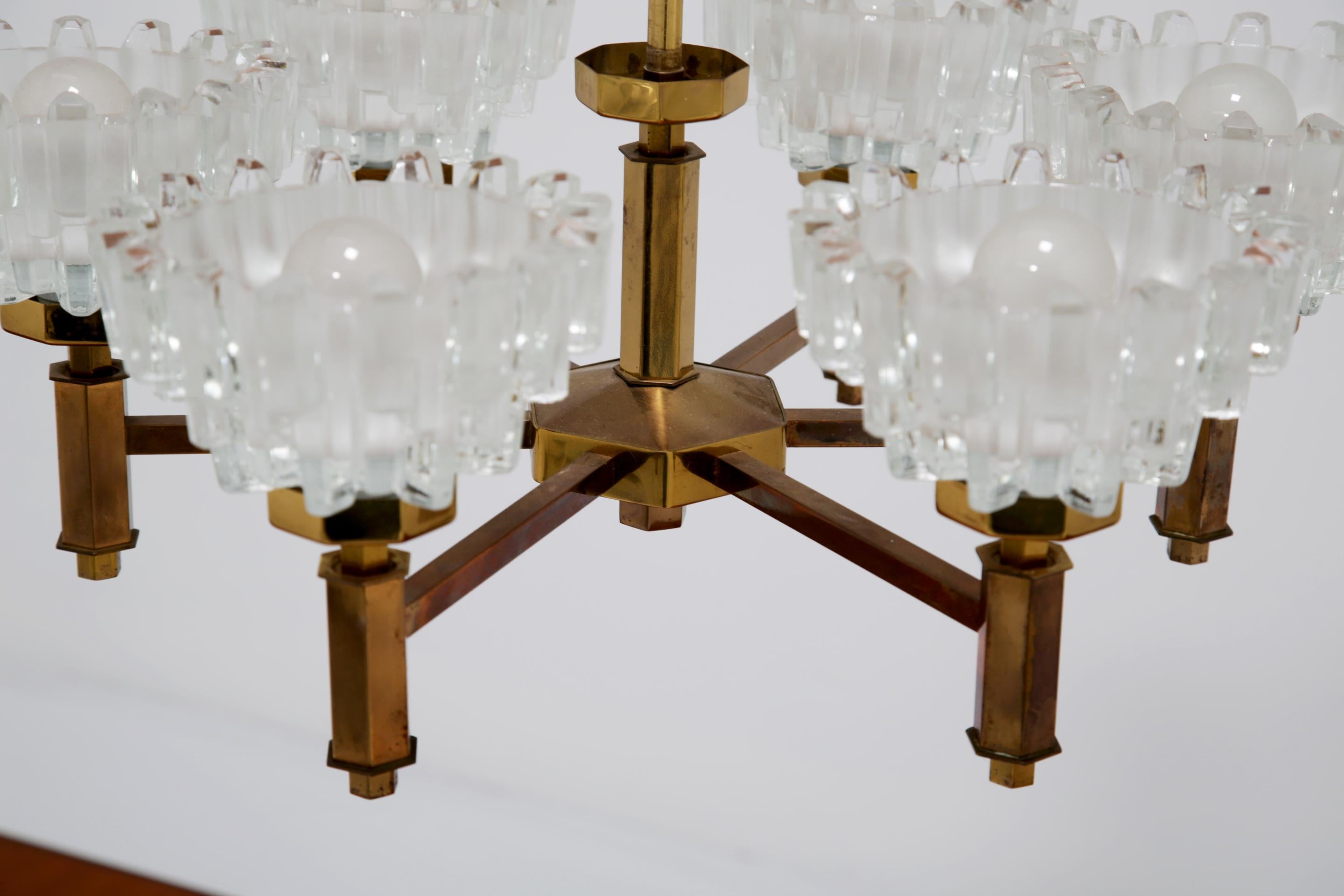 Araña de latón y cristal tallado de 6 brazos de Hans-Agne Jakobsson, mediados del siglo XX, años 60. en venta 5