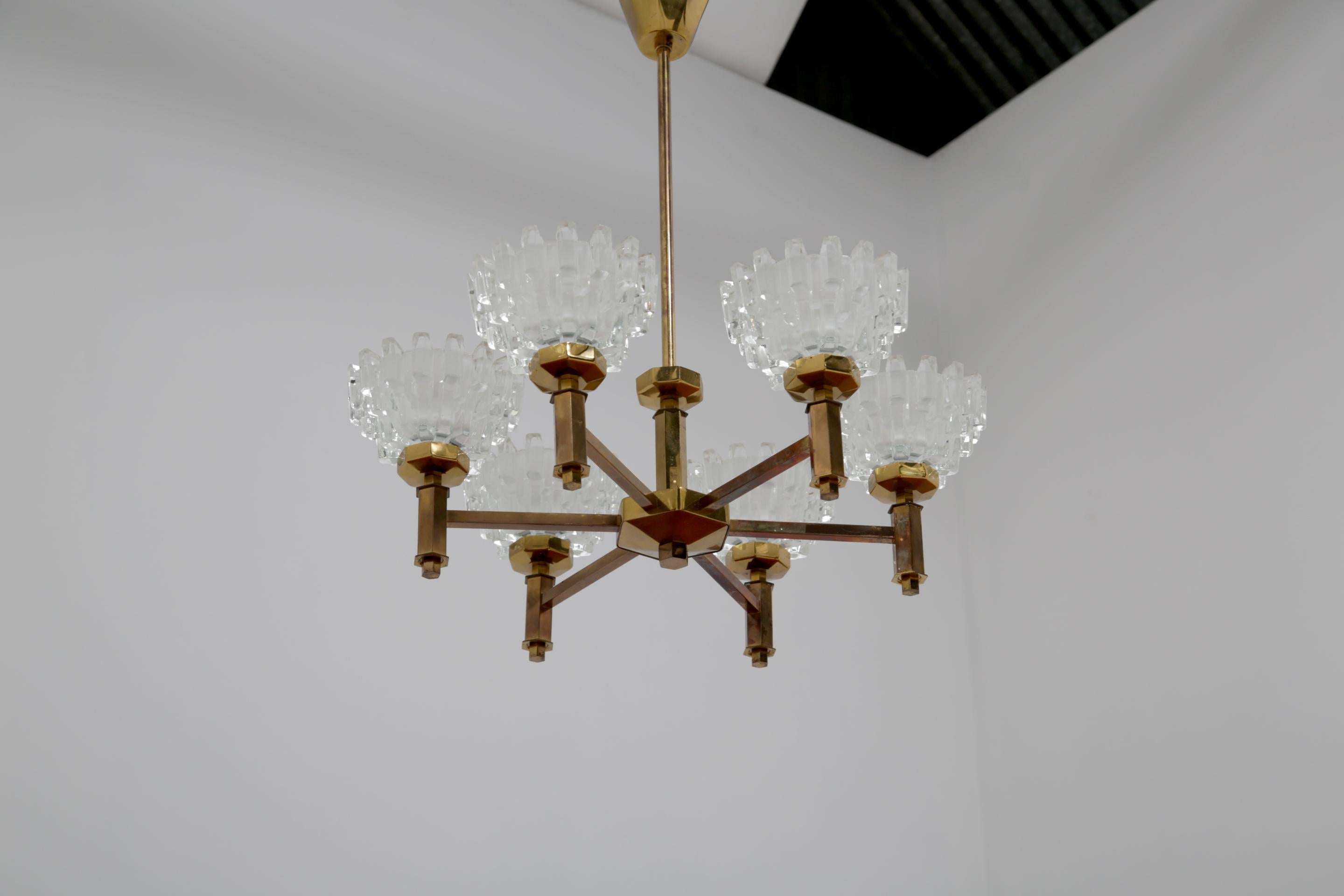Araña de latón y cristal tallado de 6 brazos de Hans-Agne Jakobsson, mediados del siglo XX, años 60. en venta 6