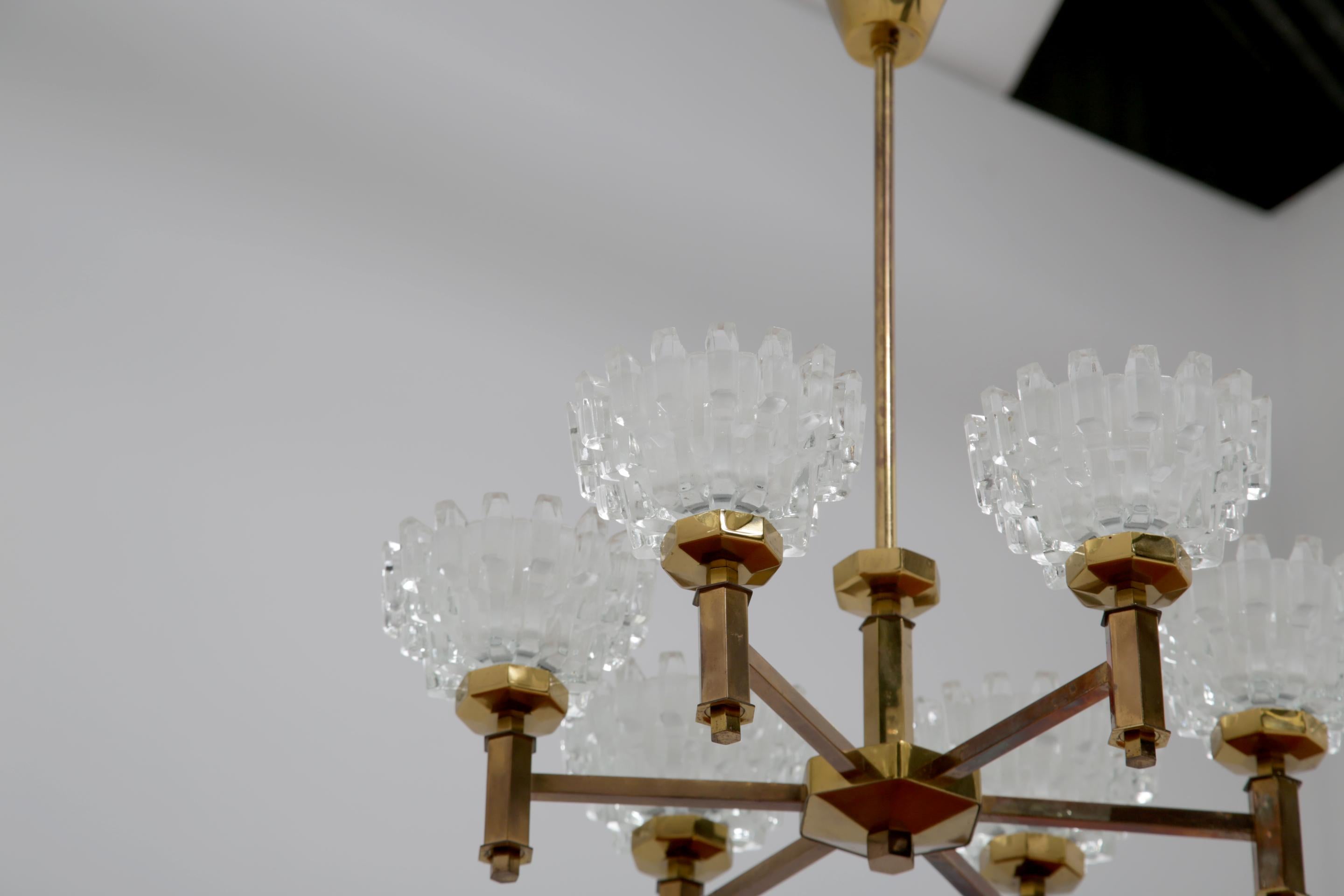 Araña de latón y cristal tallado de 6 brazos de Hans-Agne Jakobsson, mediados del siglo XX, años 60. en venta 7