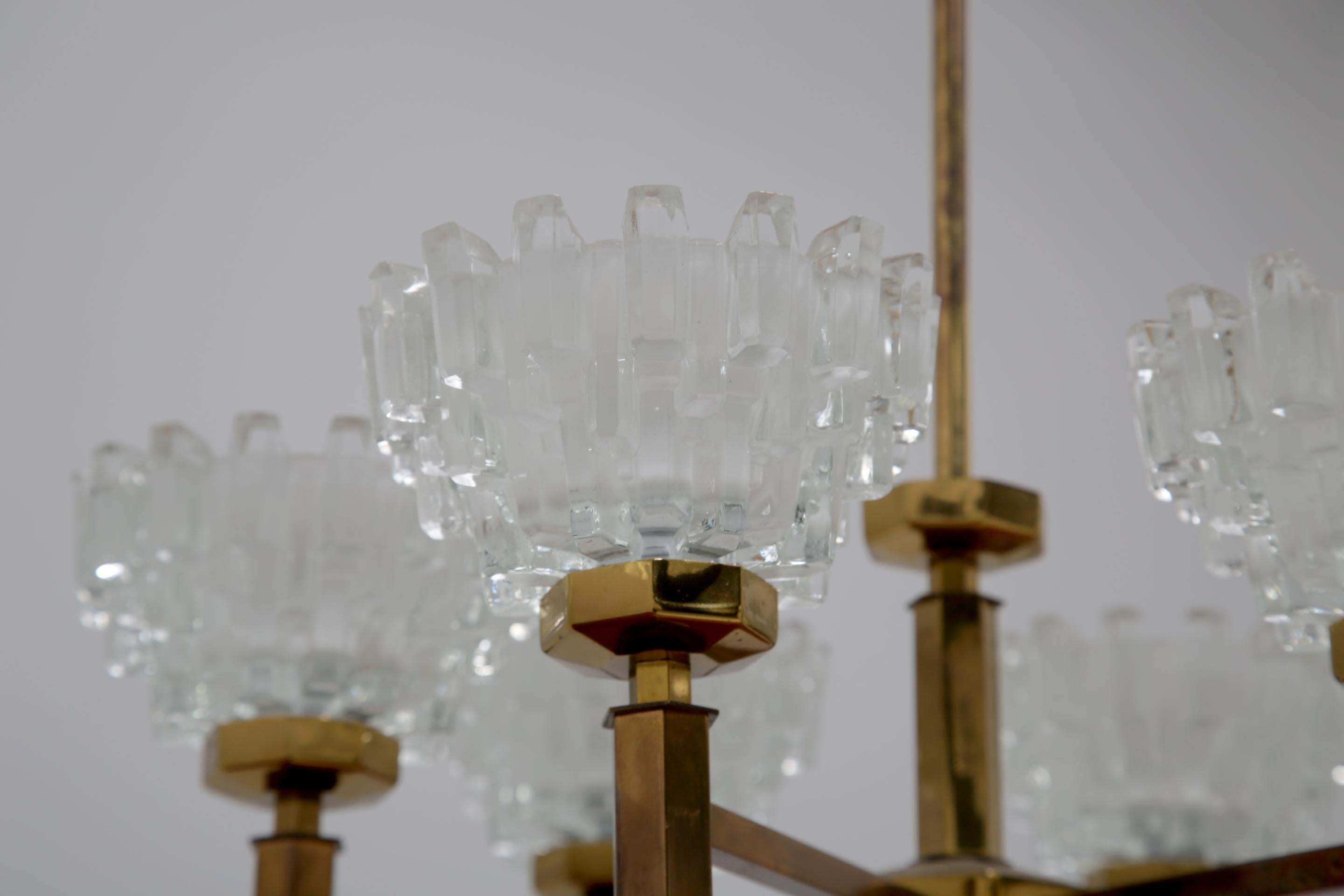 Araña de latón y cristal tallado de 6 brazos de Hans-Agne Jakobsson, mediados del siglo XX, años 60. en venta 8