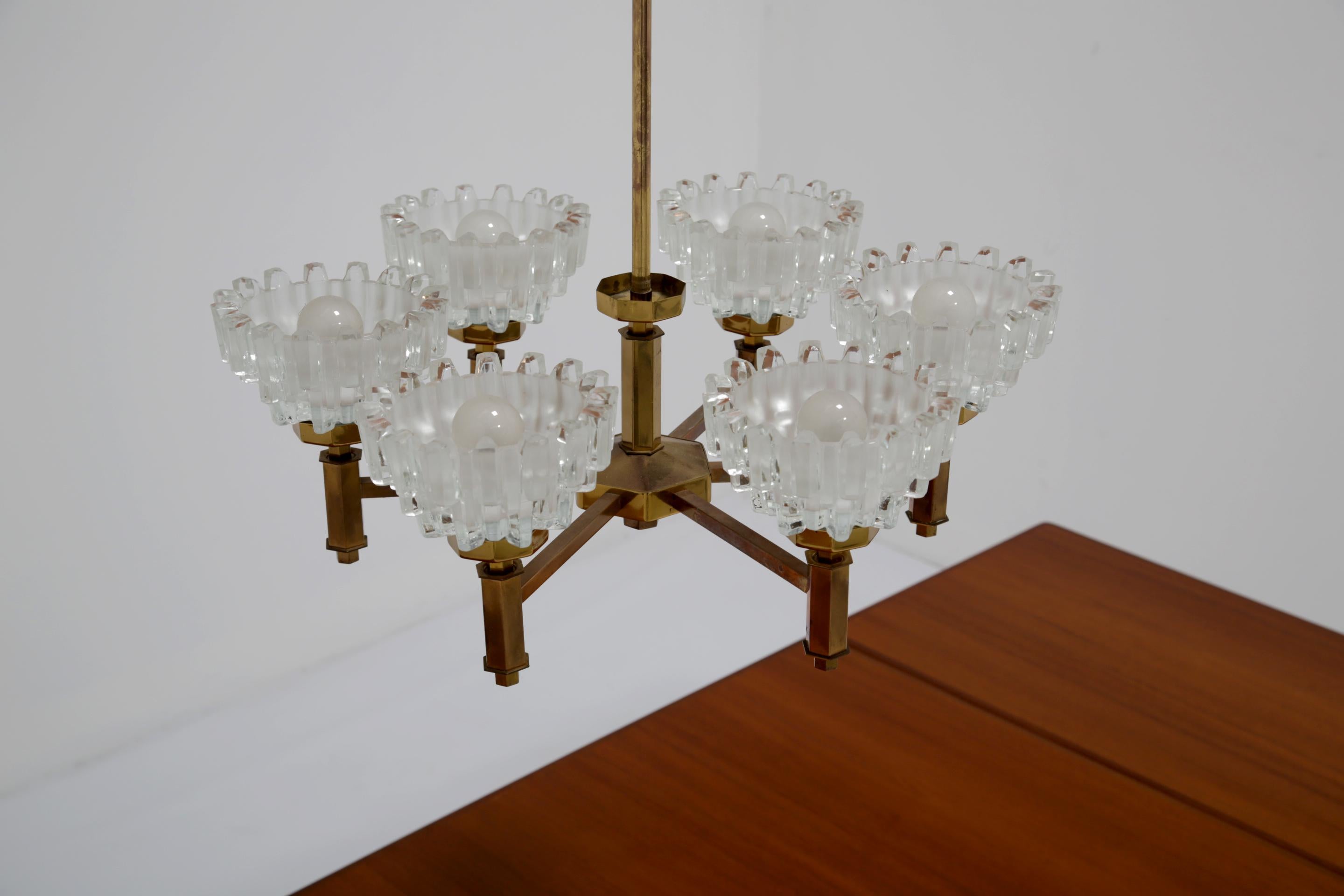 Araña de latón y cristal tallado de 6 brazos de Hans-Agne Jakobsson, mediados del siglo XX, años 60. en venta 11