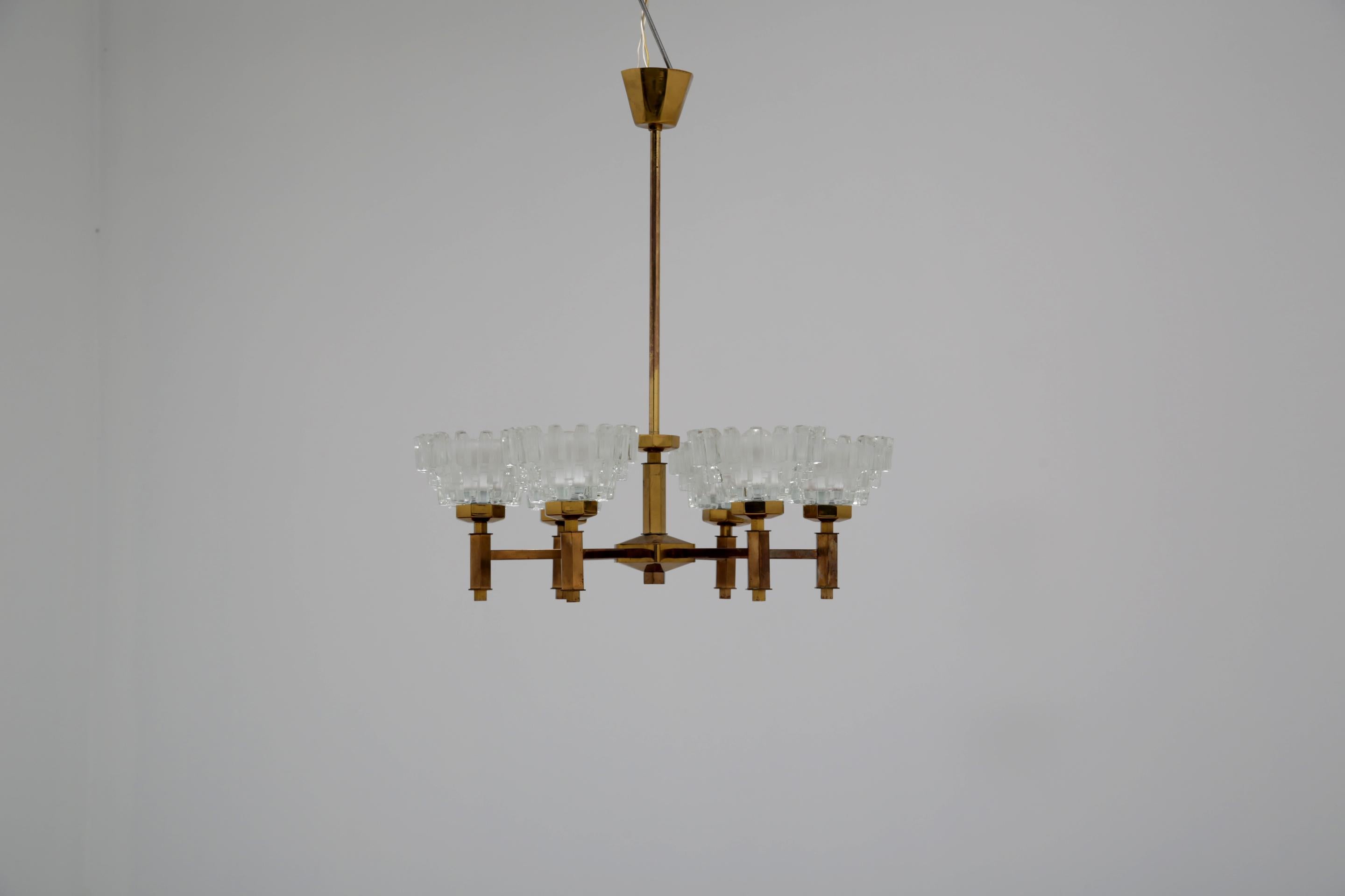 Araña de latón y cristal tallado de 6 brazos de Hans-Agne Jakobsson, mediados del siglo XX, años 60. Moderno de mediados de siglo en venta