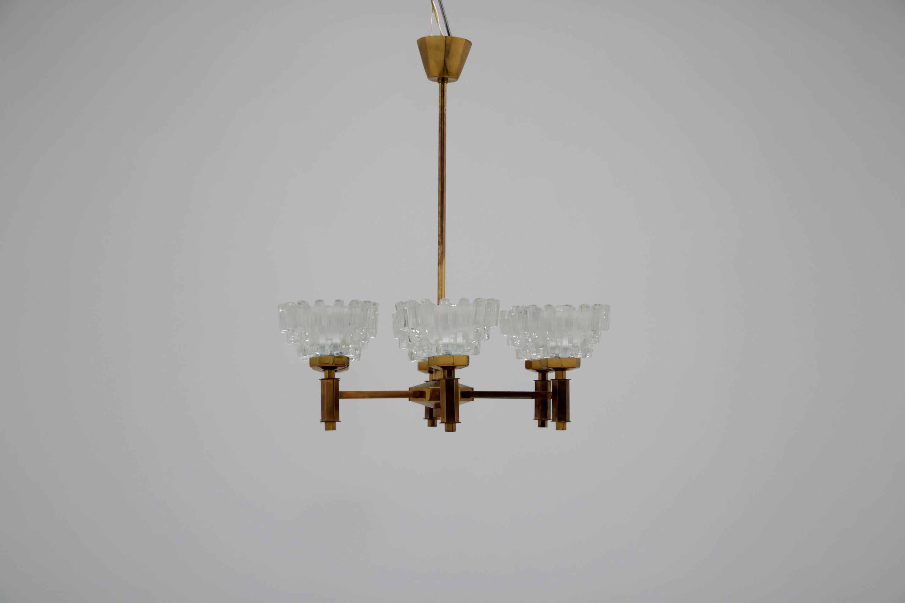 Araña de latón y cristal tallado de 6 brazos de Hans-Agne Jakobsson, mediados del siglo XX, años 60. Sueco en venta