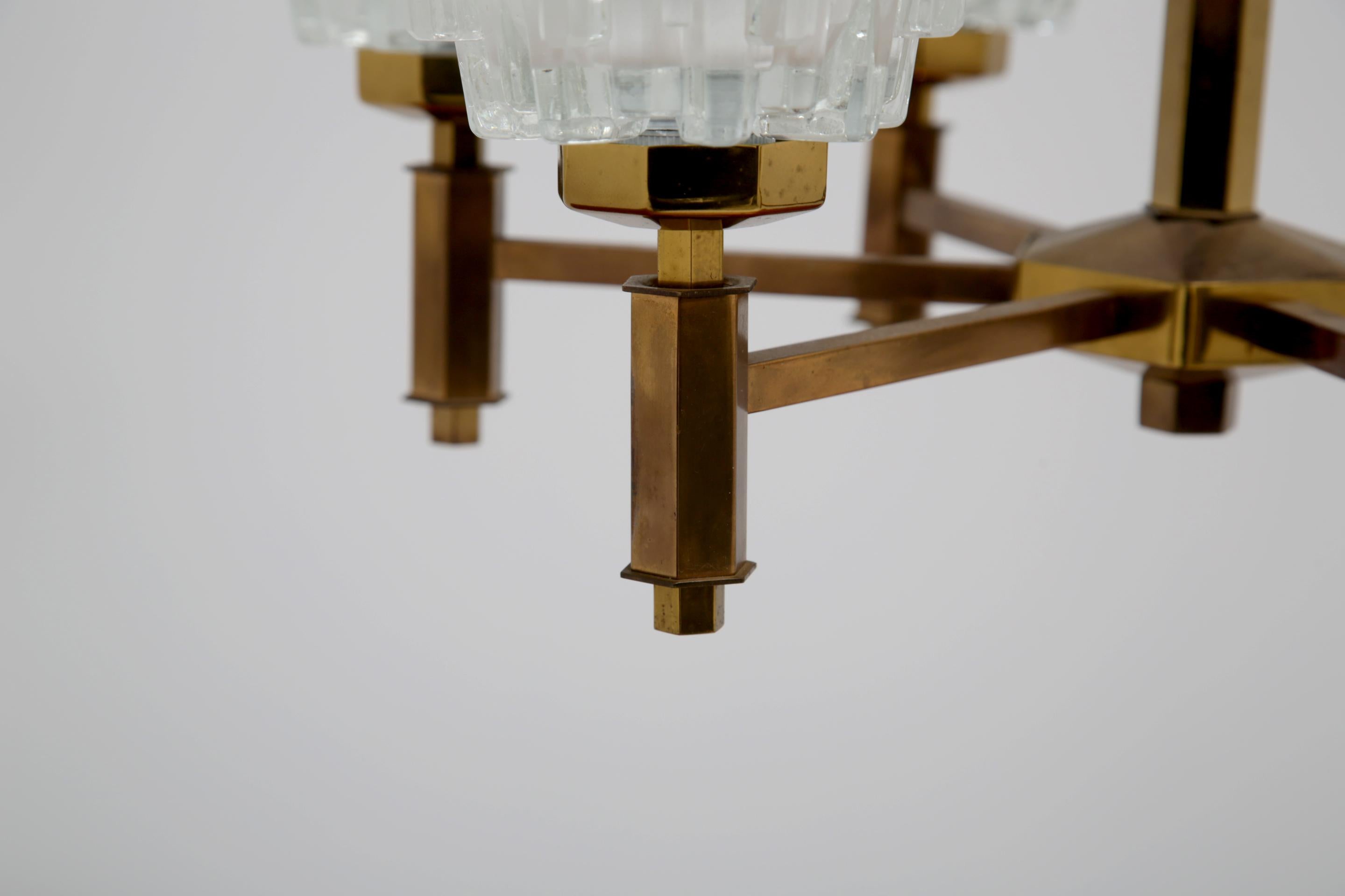 Araña de latón y cristal tallado de 6 brazos de Hans-Agne Jakobsson, mediados del siglo XX, años 60. Latón en venta