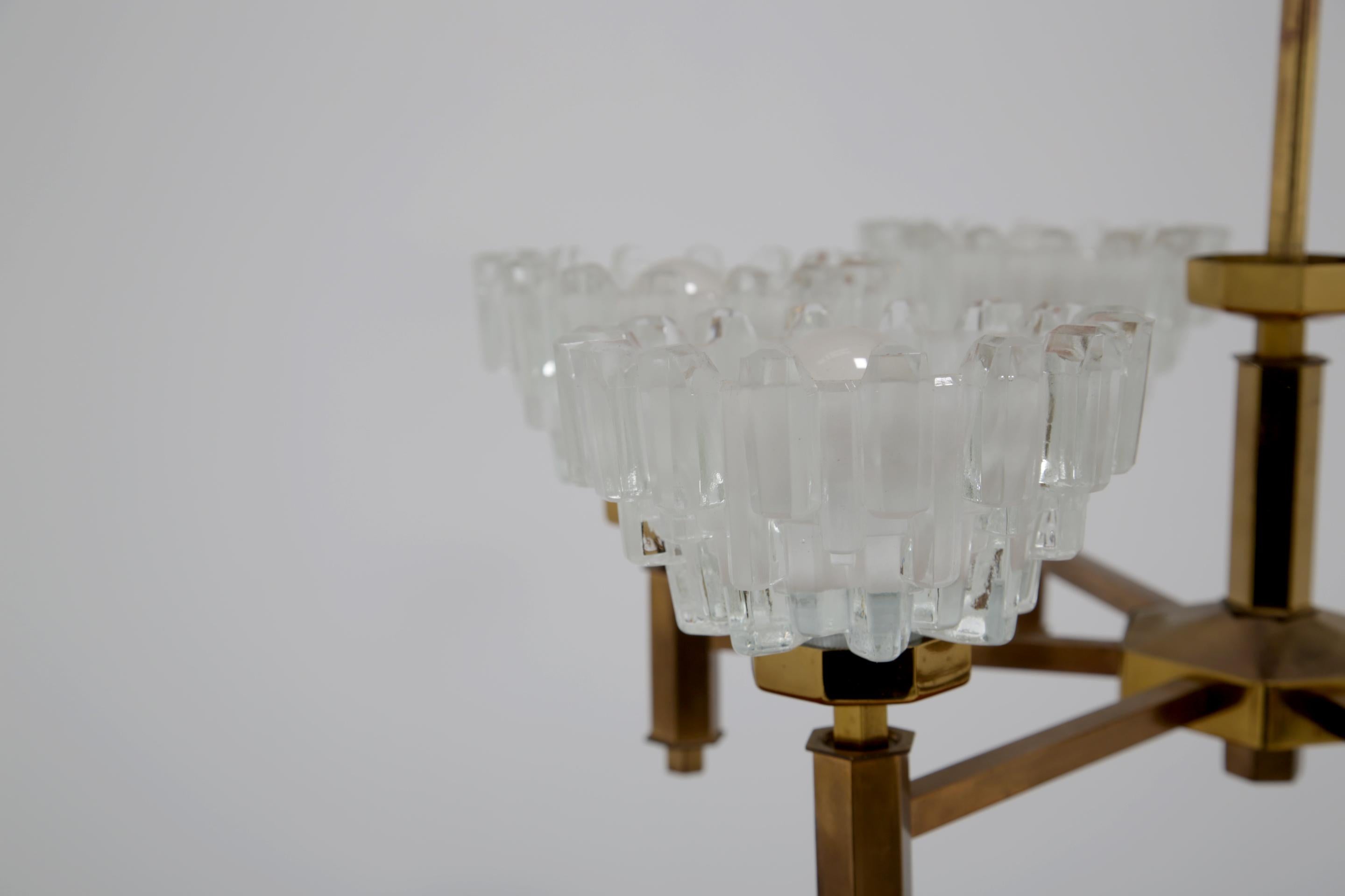 Araña de latón y cristal tallado de 6 brazos de Hans-Agne Jakobsson, mediados del siglo XX, años 60. en venta 1