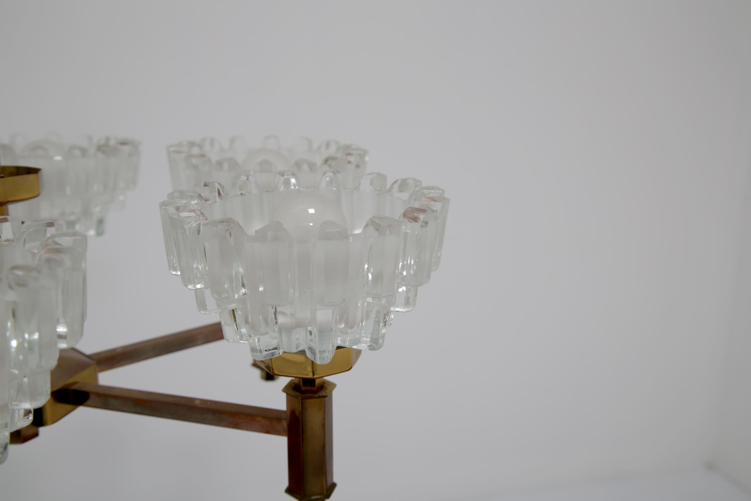 Araña de latón y cristal tallado de 6 brazos de Hans-Agne Jakobsson, mediados del siglo XX, años 60. en venta 3