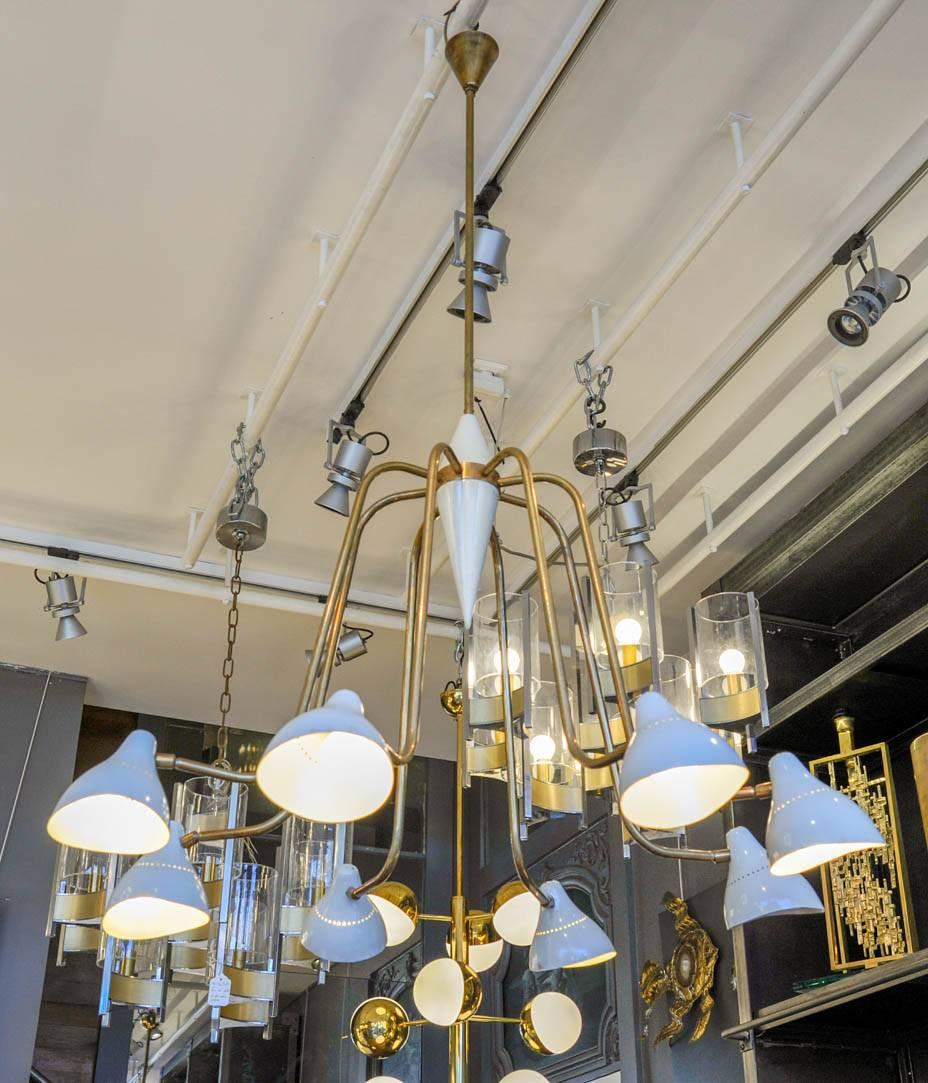 Nice chandelier with eight curved arms of light with directional sconces, cone shaped centrepiece and a long stem (that can be shorten). Italian, midcentury in the style of Stilnovo.