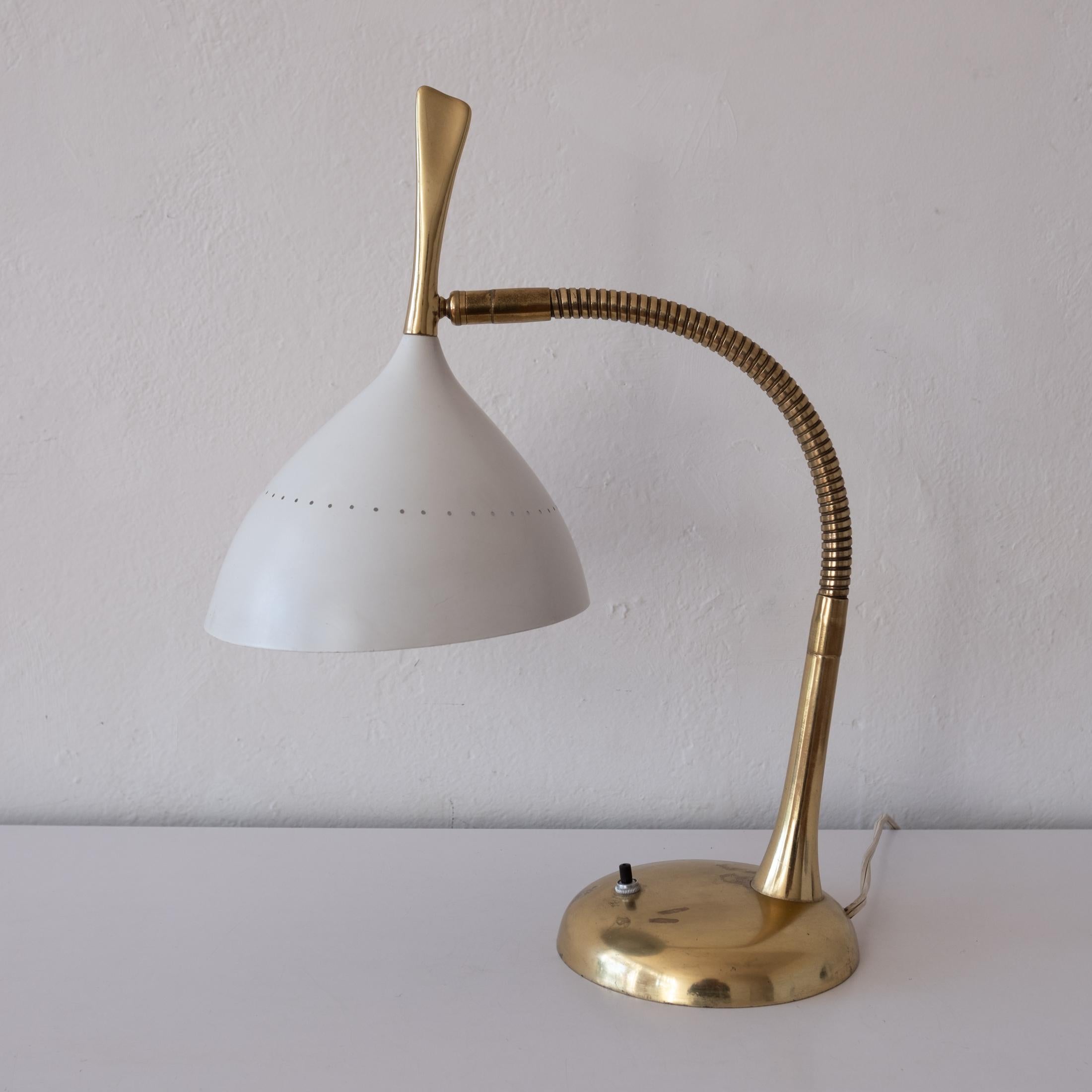 Milieu du XXe siècle Lampe de table ou de bureau du milieu du siècle dernier en laiton et émaillé de Gerald Thurston en vente