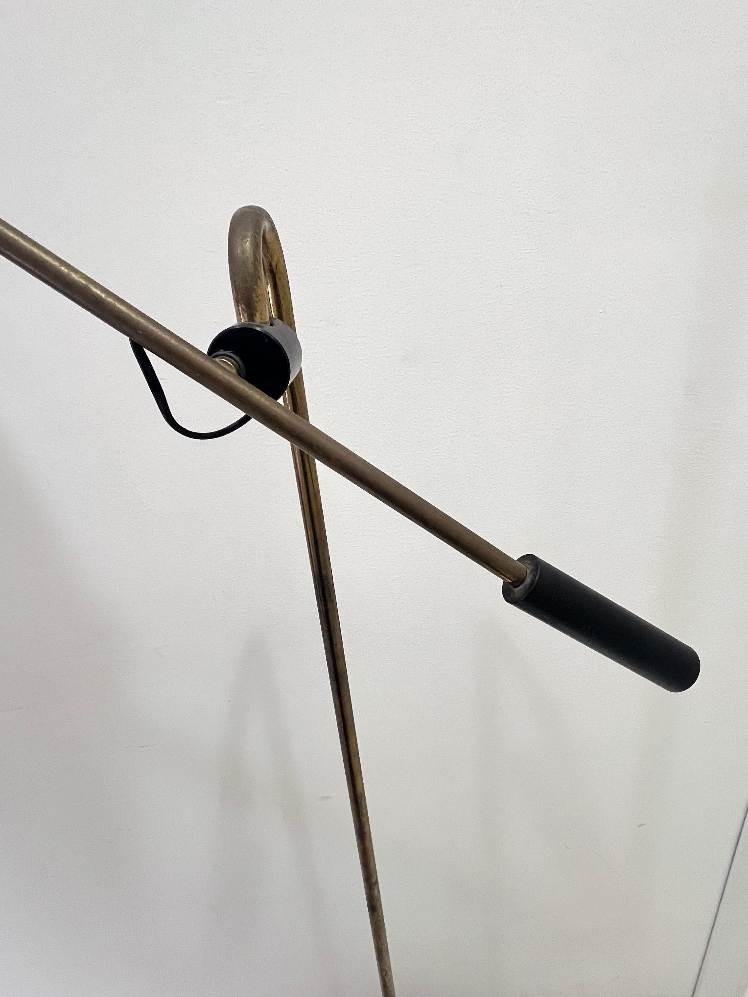 Mid-Century brass and enamelled aluminum adjustable floor lamp, 1960s
Good condition, small signs of aging. 12 V lamp with transformer under the base.