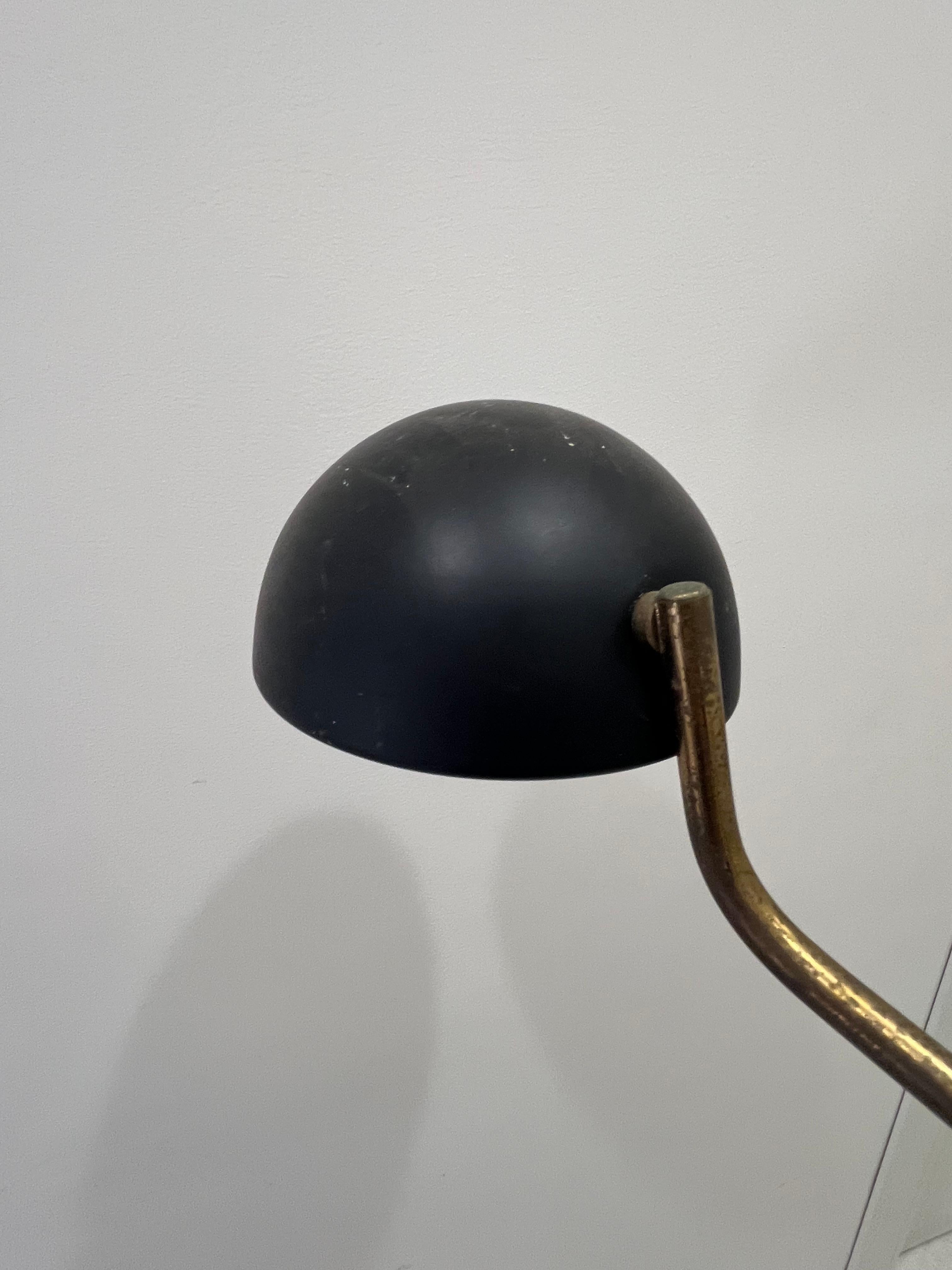 Mid-Century Brass And Enamelled Aluminum Adjustable Floor Lamp, 1960s In Good Condition For Sale In Palermo, IT