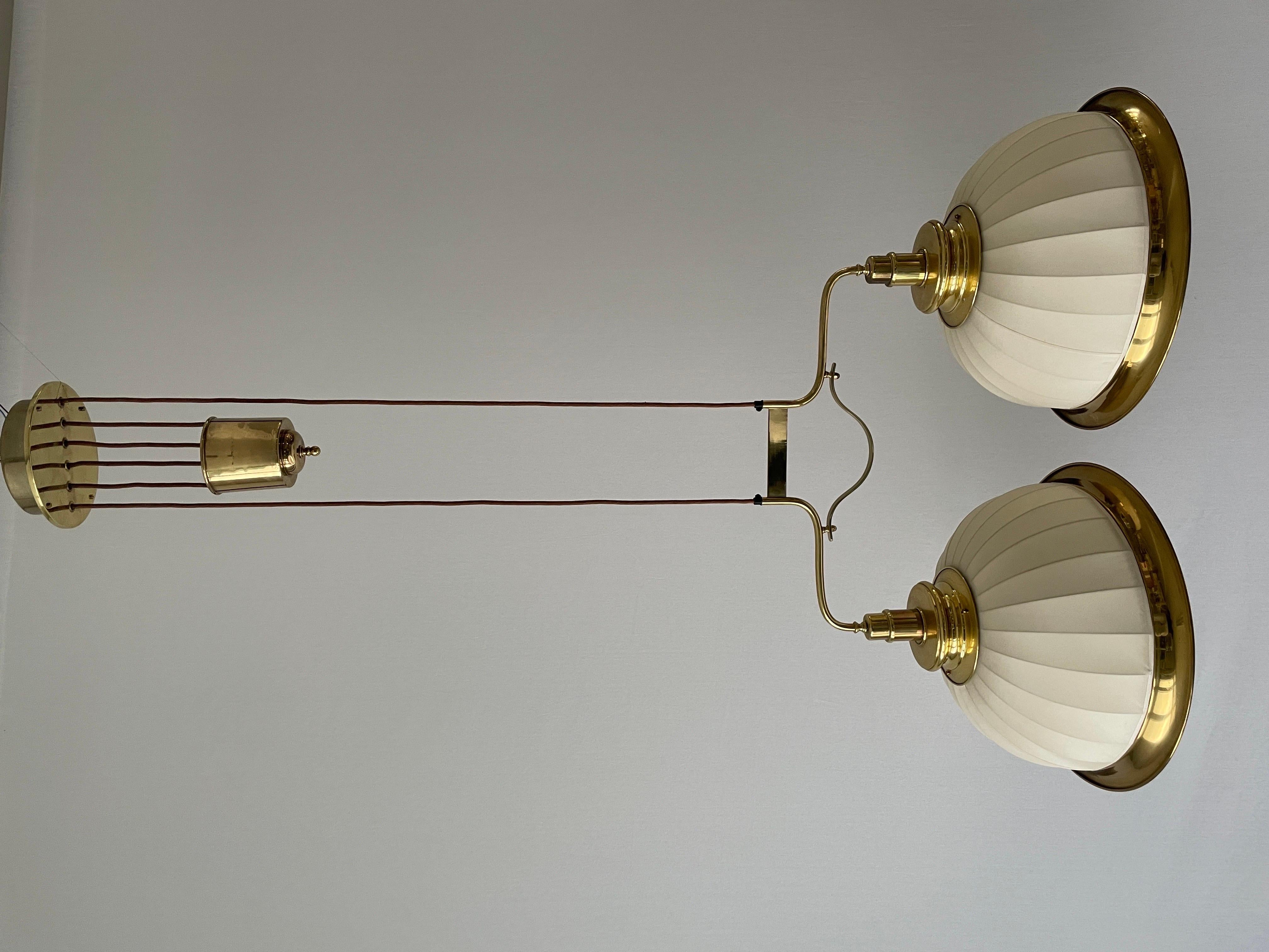 Lampada da soffitto a due paralumi in ottone e tessuto di WKR, 1960, Germania In condizioni ottime in vendita a Hagenbach, DE