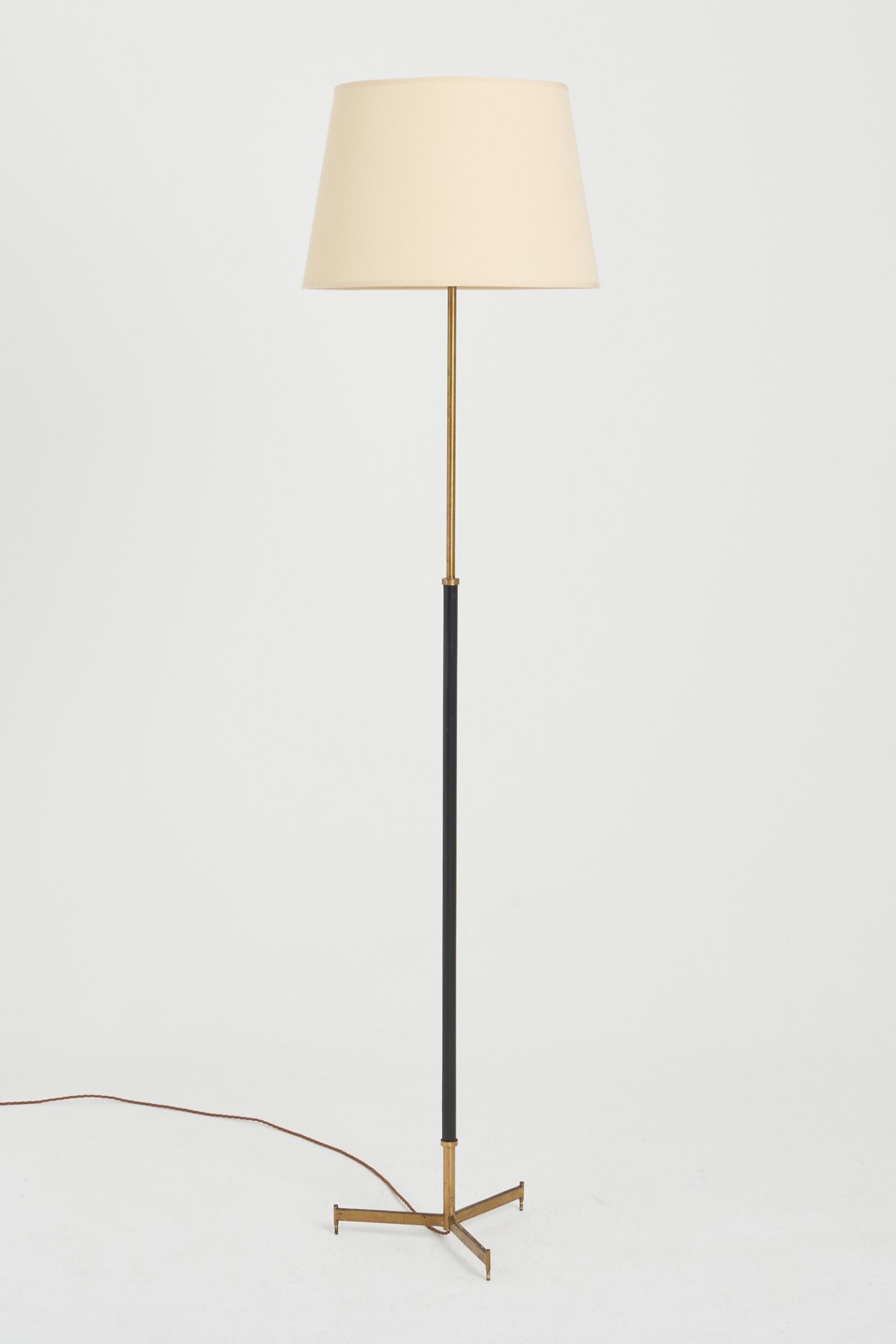 A brass and black faux leather floor lamp.
Spain, third quarter of the 20th Century.
With the shade: 182 cm high by 46 cm diameter
Lamp base only: 159 cm high by 33 cm diameter.