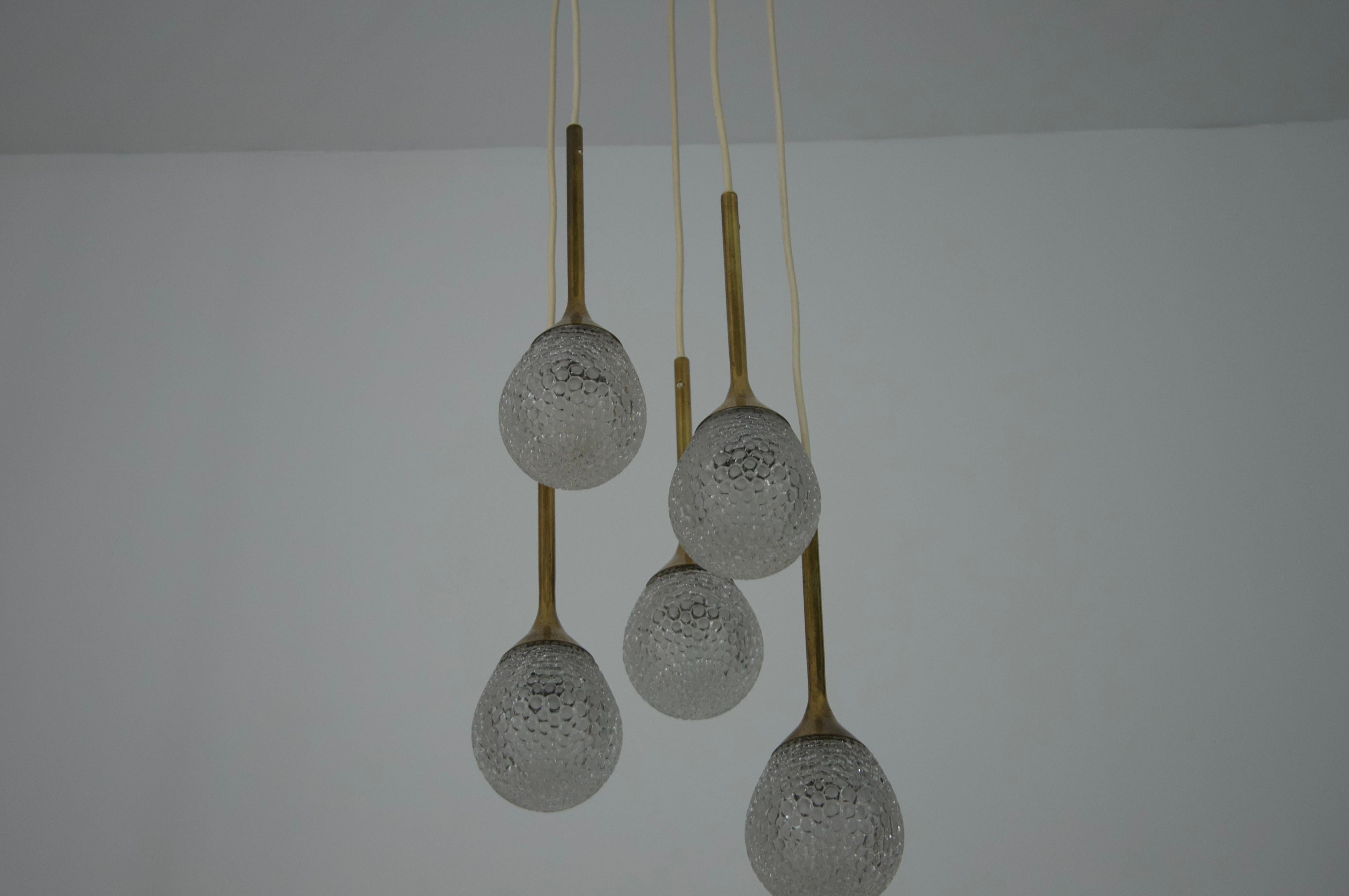 Lampada a sospensione a cascata in ottone e vetro di metà secolo, Germania, anni '60 in vendita 3
