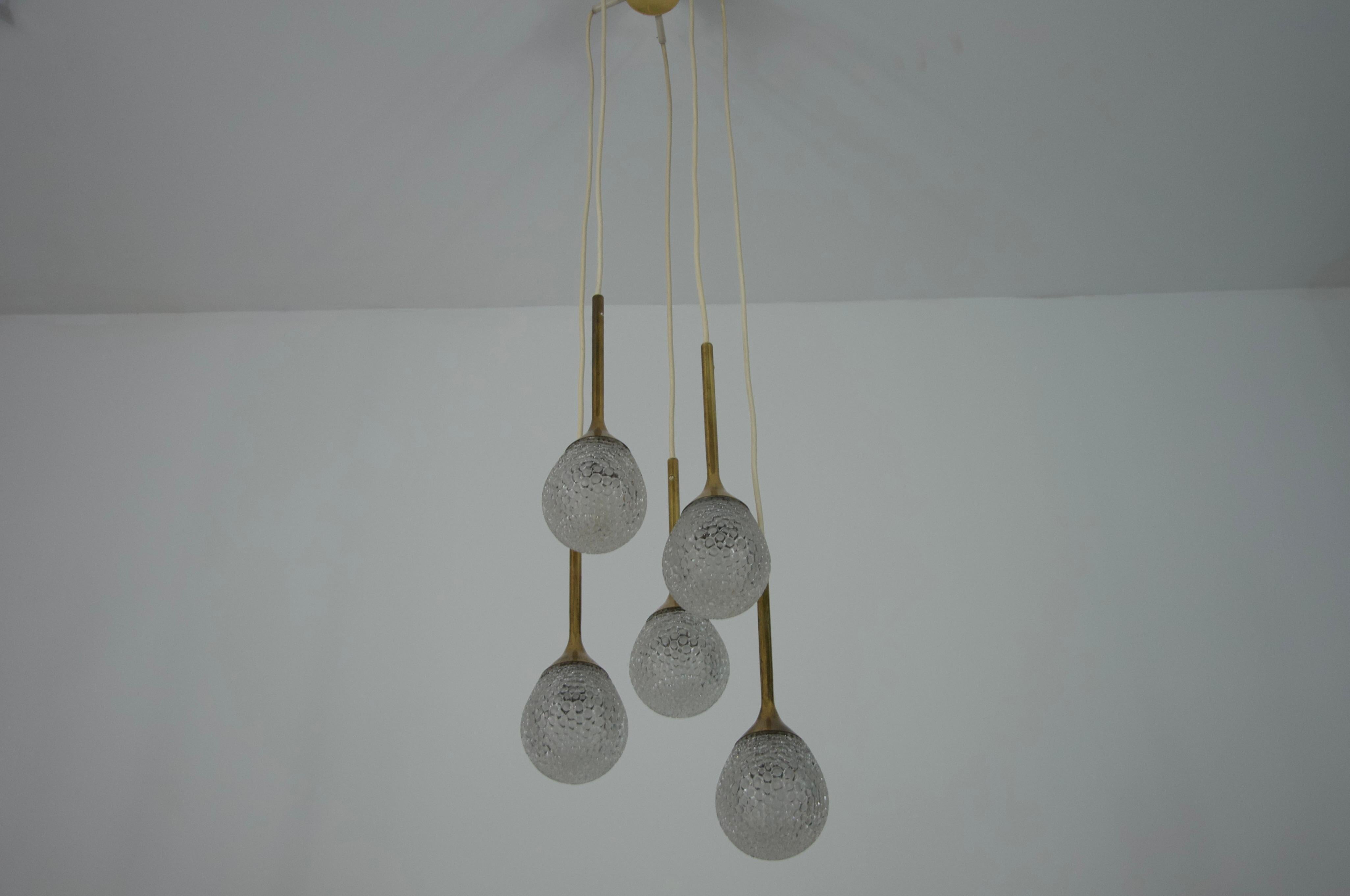Lampada a sospensione a cascata in ottone e vetro di metà secolo, Germania, anni '60 in vendita 4