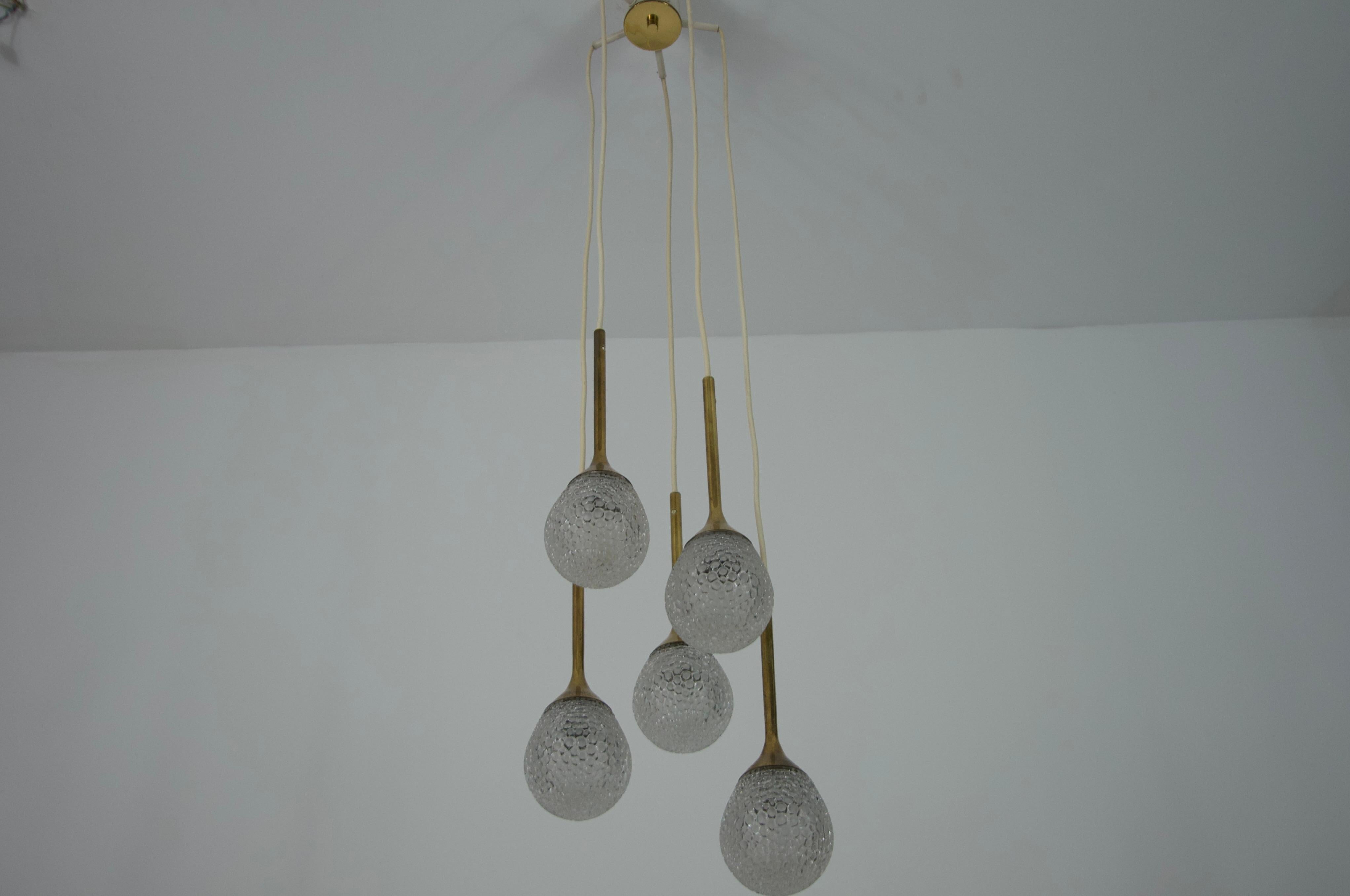 Lampada a sospensione a cascata in ottone e vetro di metà secolo, Germania, anni '60 in vendita 5