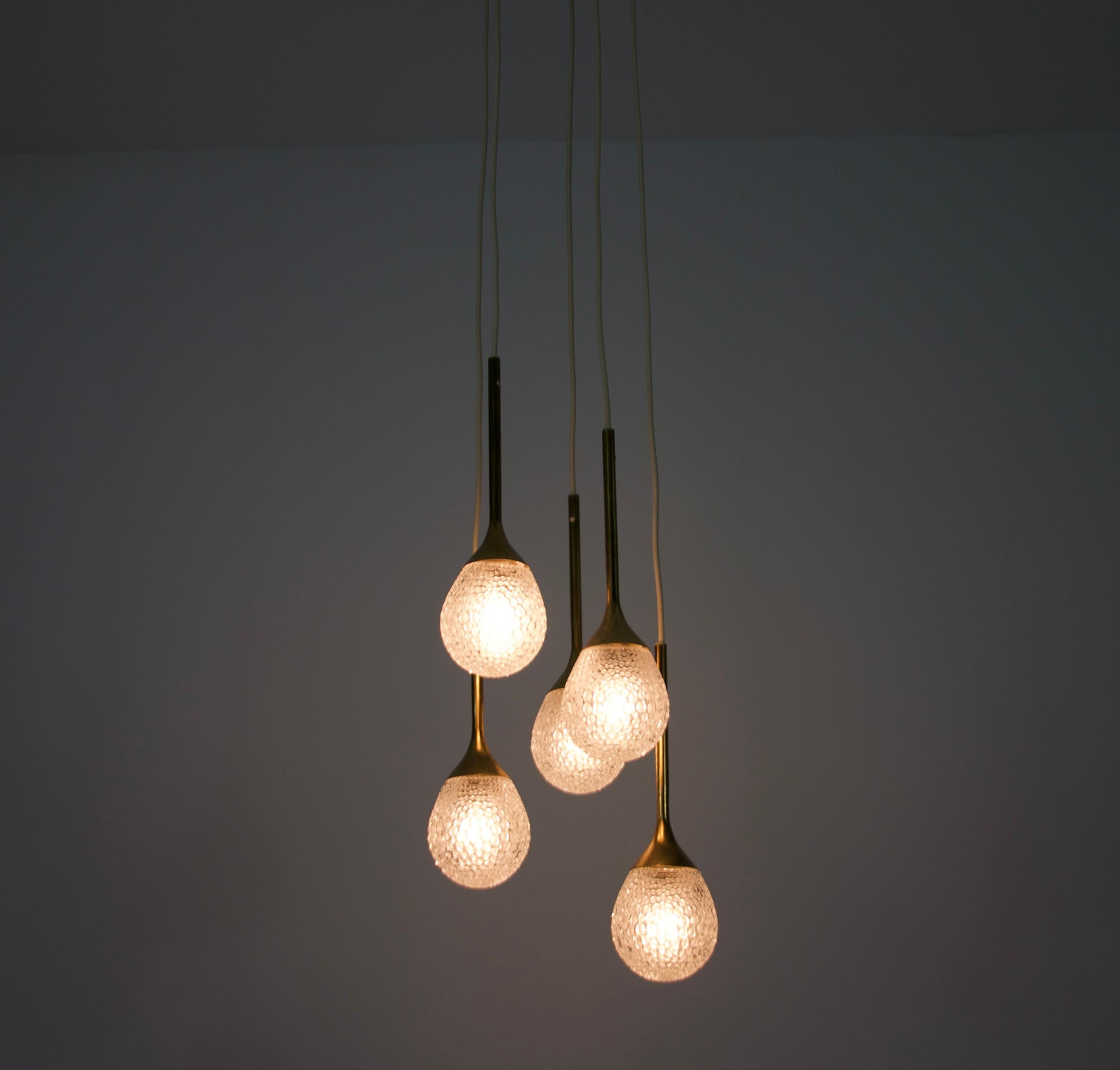 Mid-Century moderno Lampada a sospensione a cascata in ottone e vetro di metà secolo, Germania, anni '60 in vendita