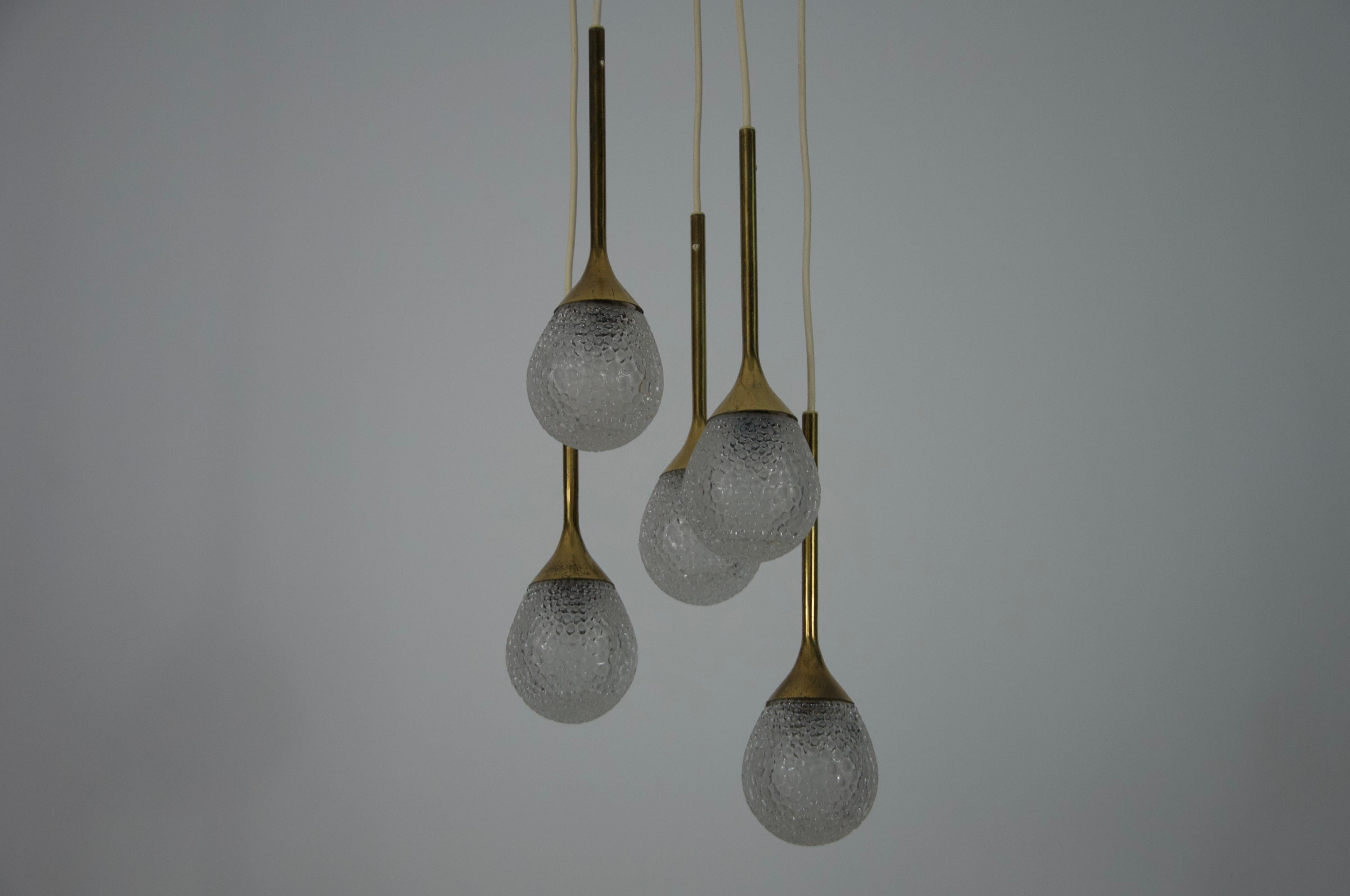 Lampada a sospensione a cascata in ottone e vetro di metà secolo, Germania, anni '60 in vendita 2