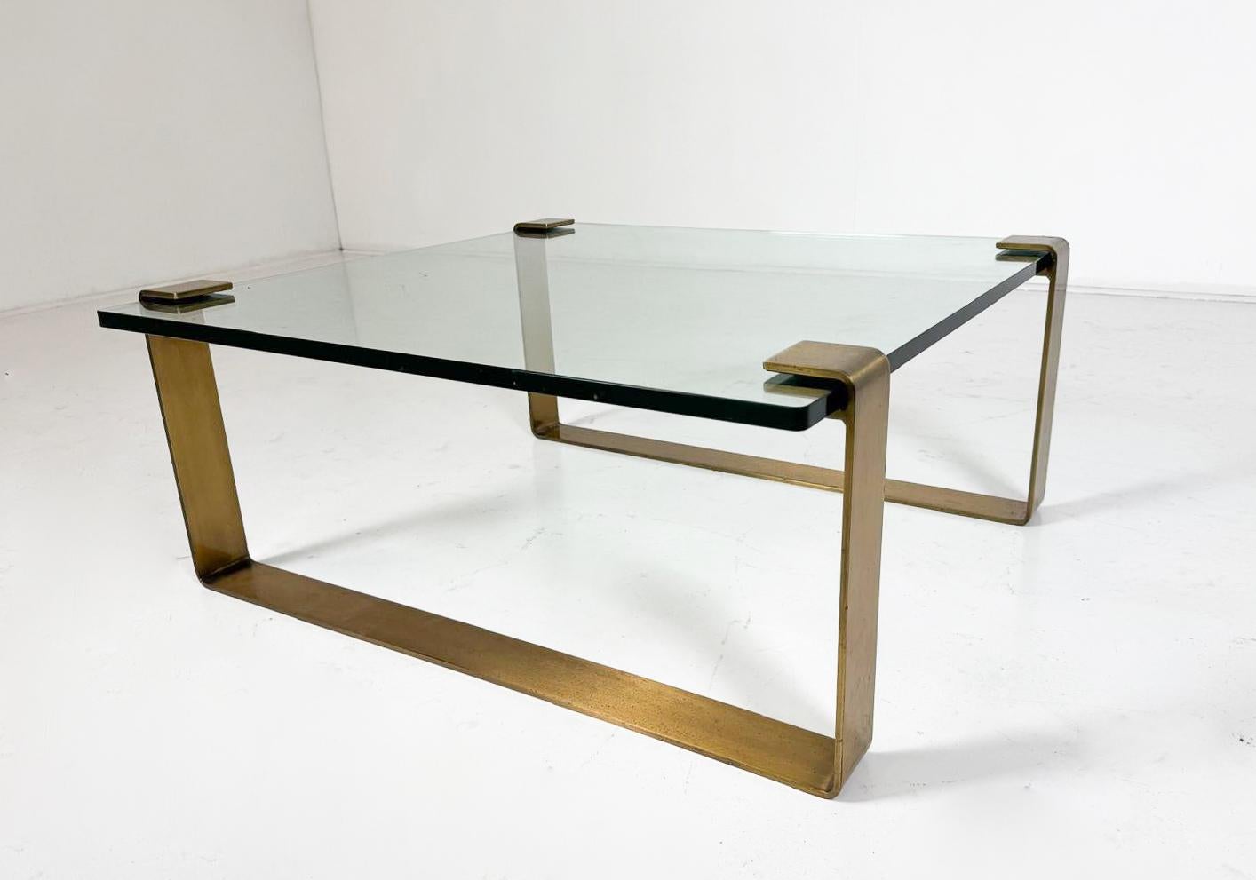 Table basse en laiton et verre du milieu du siècle, Ronald Schmitt, 1970 en vente 1