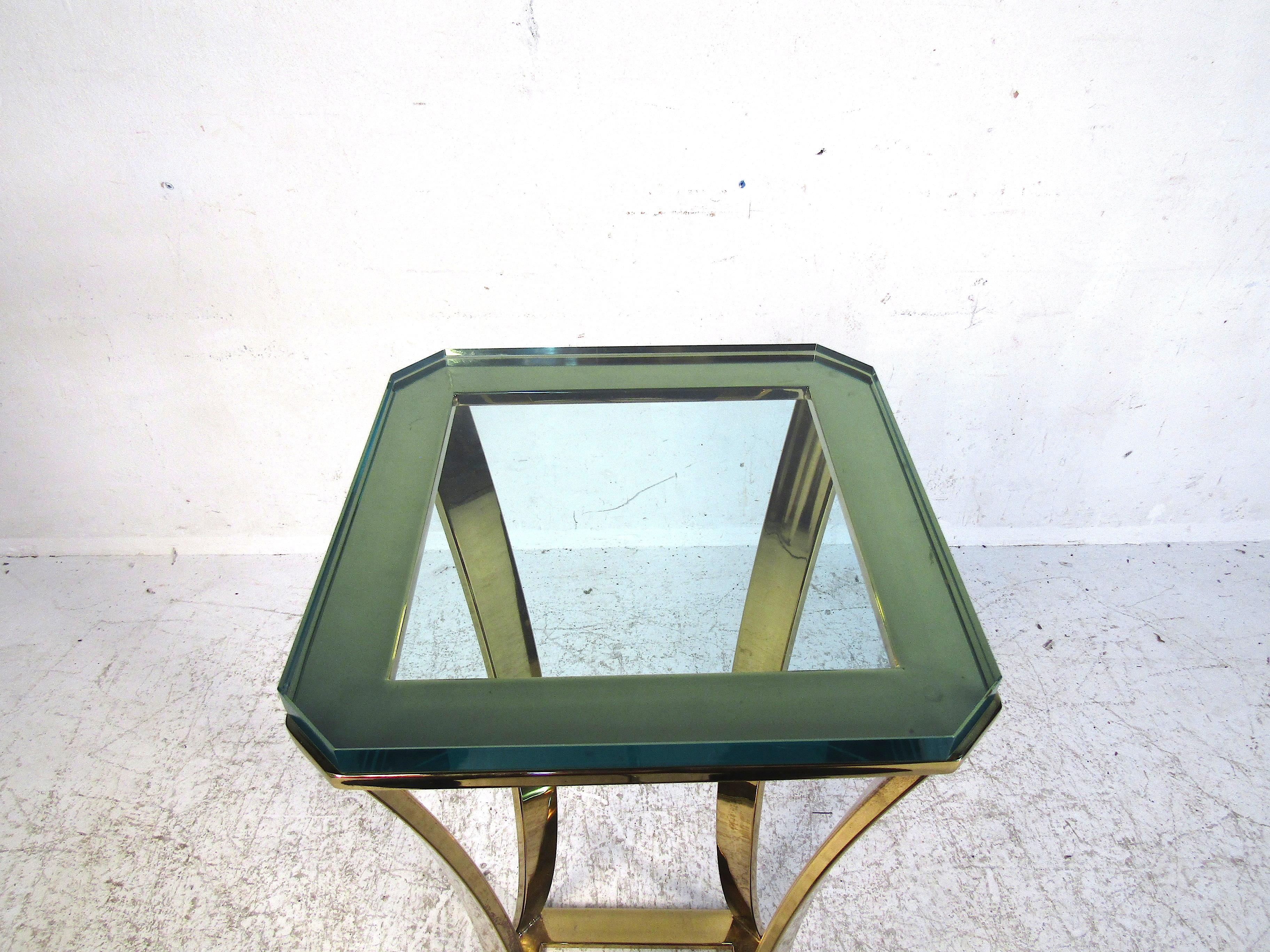 Midcentury Brass and Glass Display Pedestal In Good Condition For Sale In Brooklyn, NY