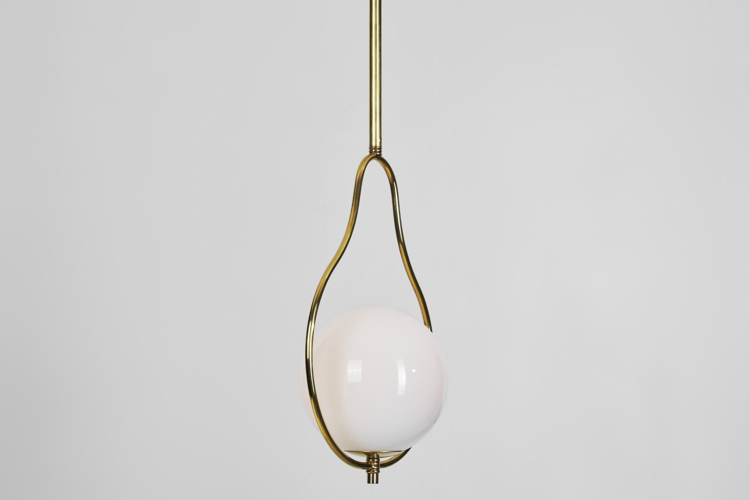 Lampada a sospensione di metà secolo in ottone e vetro, Europa, 20° secolo in vendita 3