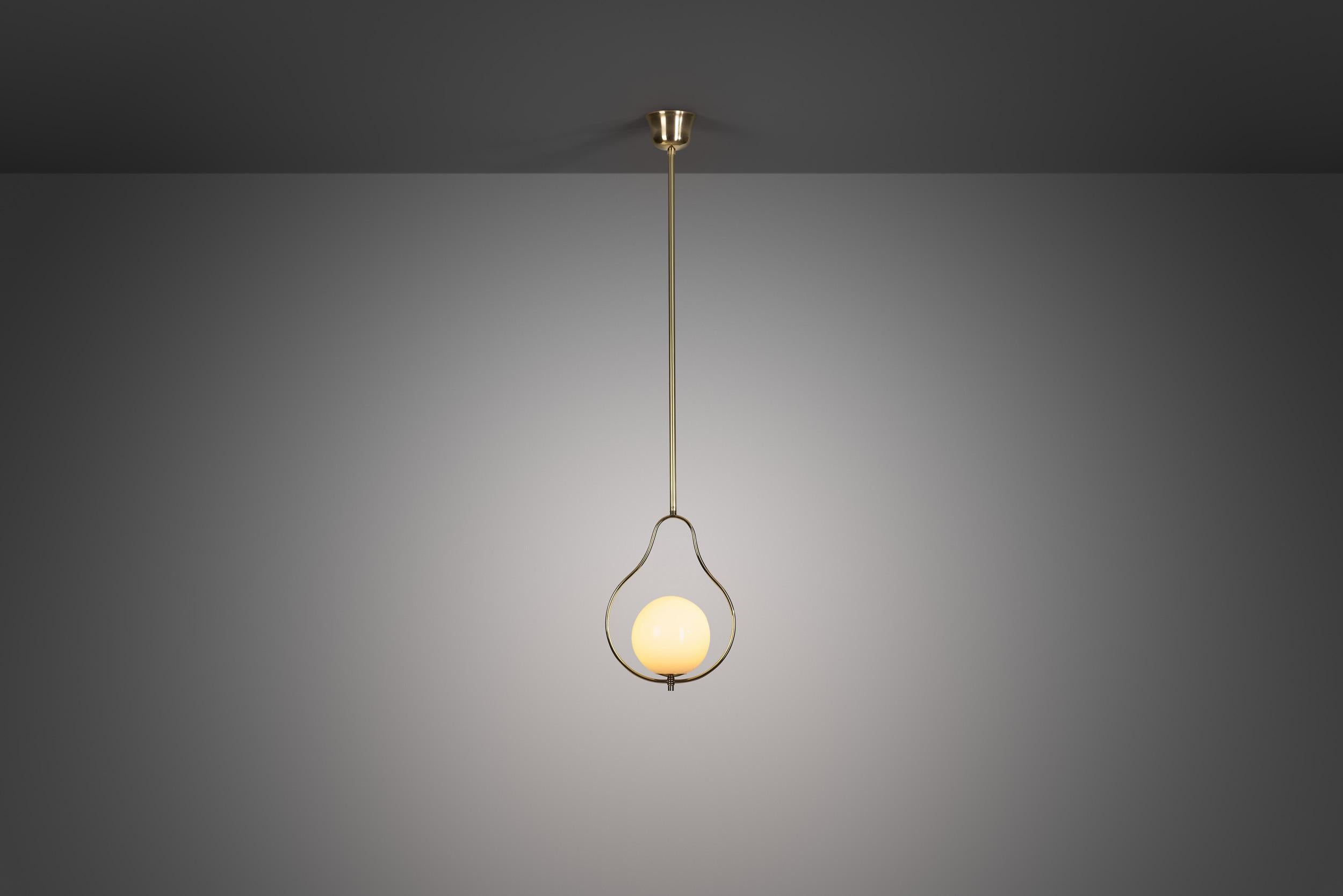La cosa migliore delle luci a sospensione, oltre al loro aspetto elegante, è che sono un'ottima opzione per far sembrare gli interni più spaziosi. Possono concentrare la luce o aggiungere un accento alla stanza. I lampadari a sospensione si sono