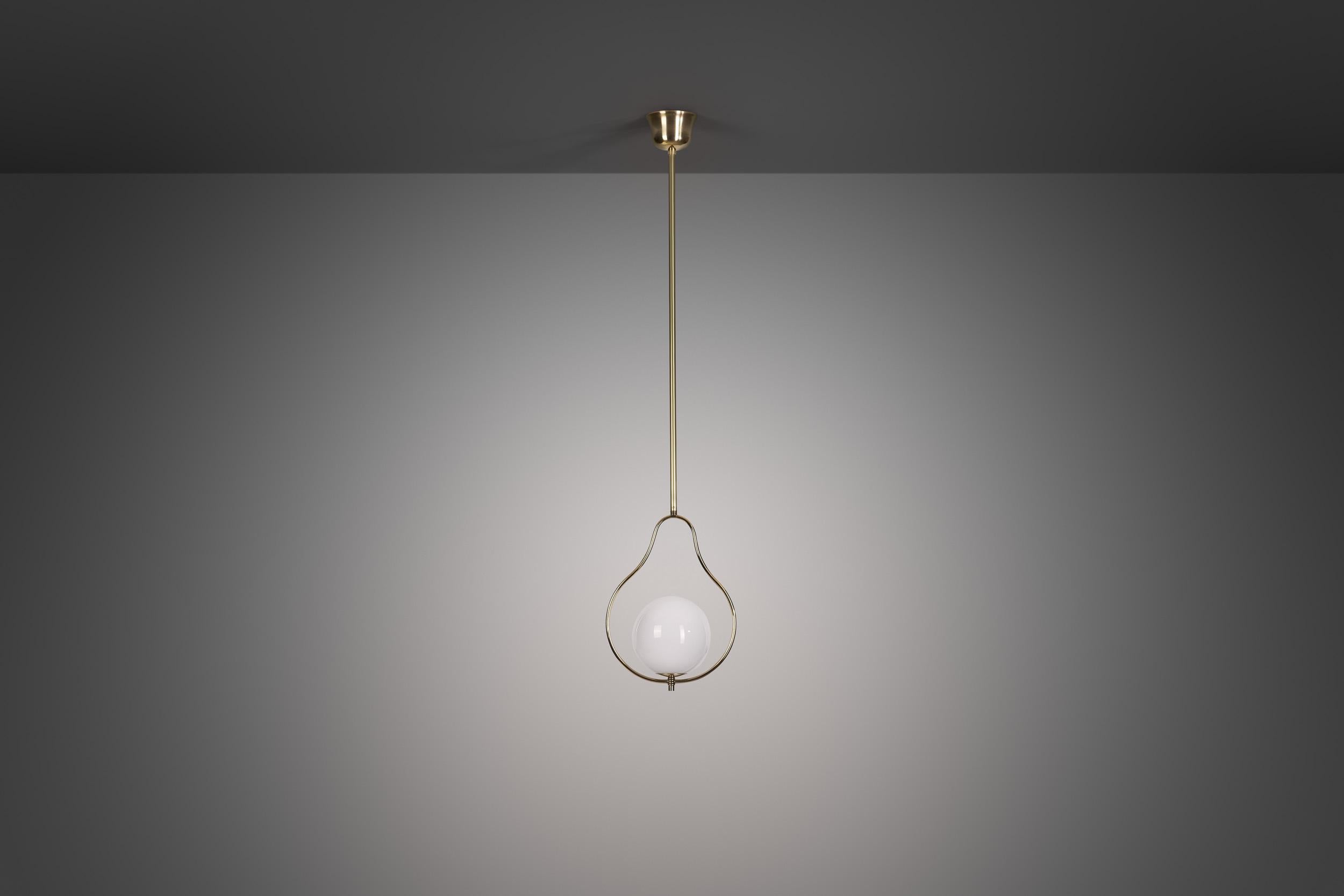 Mid-Century moderno Lampada a sospensione di metà secolo in ottone e vetro, Europa, 20° secolo in vendita