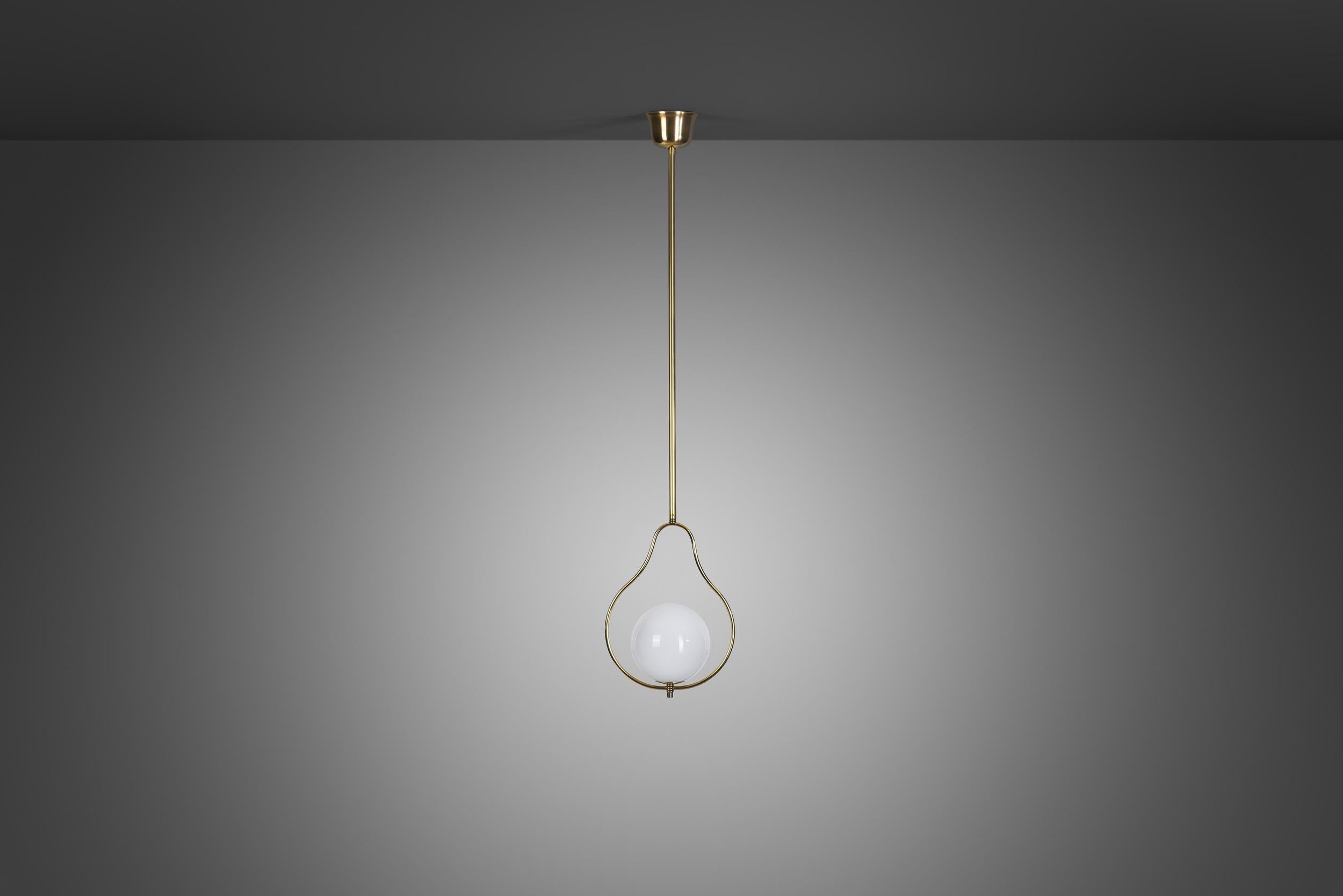 Lampada a sospensione di metà secolo in ottone e vetro, Europa, 20° secolo In condizioni buone in vendita a Utrecht, NL
