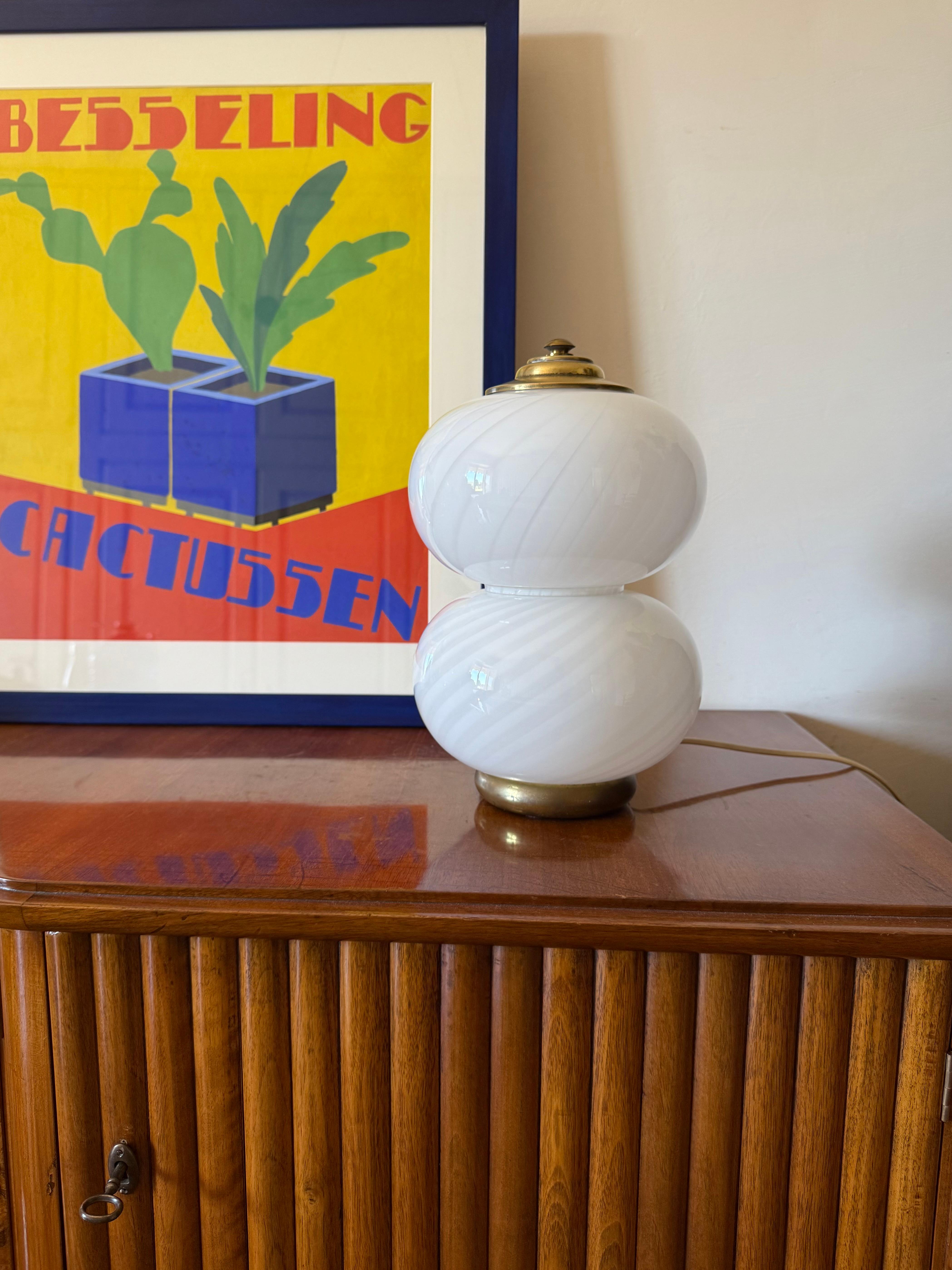 Lampe de table en laiton et verre du milieu du siècle

Gielle Lampadari Italie 1970

Base en laiton, verre

étiquette sur la base

H 33 cm x 23 cm diam.

État : excellent, aucun défaut. En état de marche.