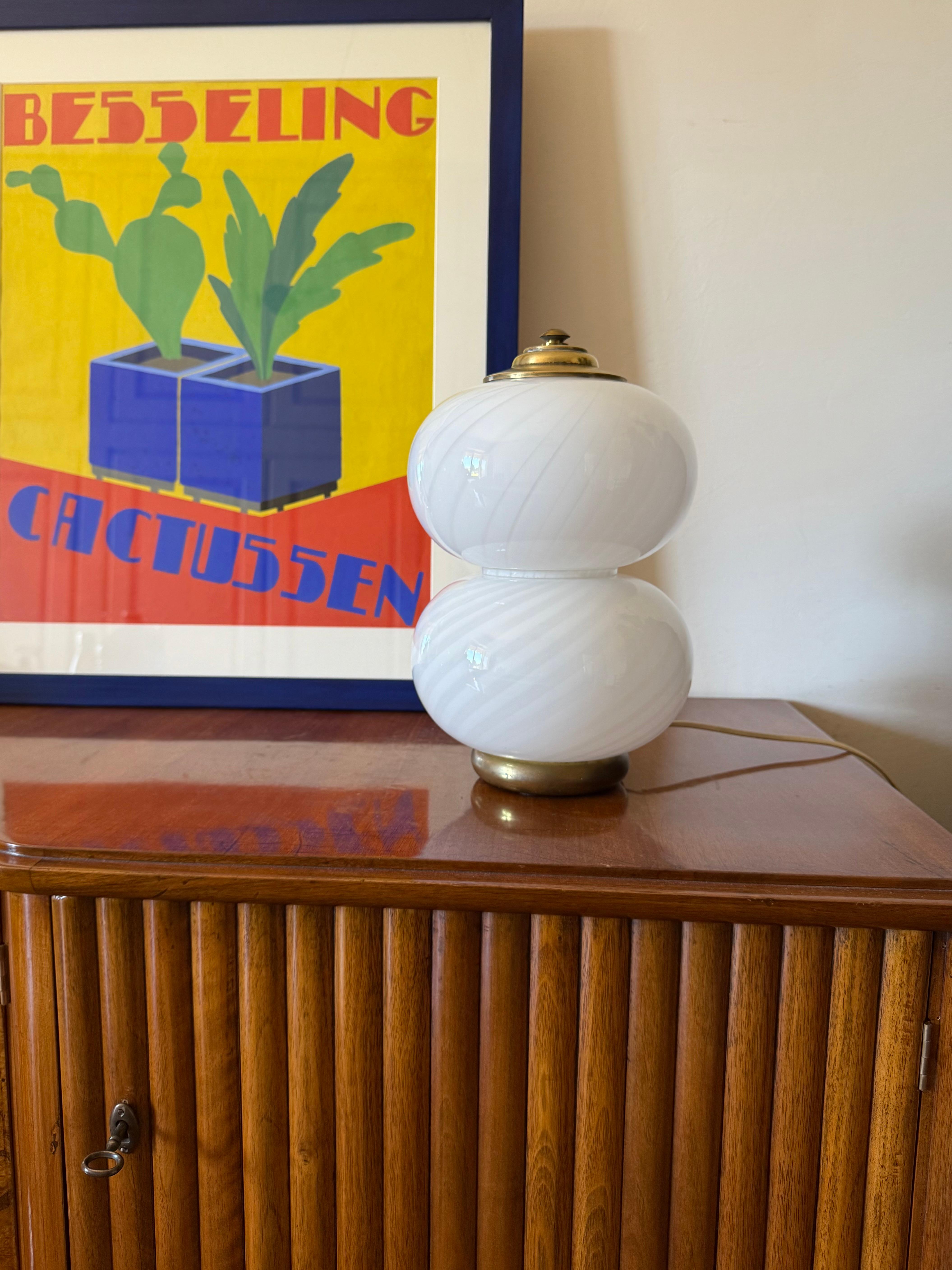 Italian Lampe de table en laiton et verre du milieu du siècle, Gielle Italie, 1970 en vente