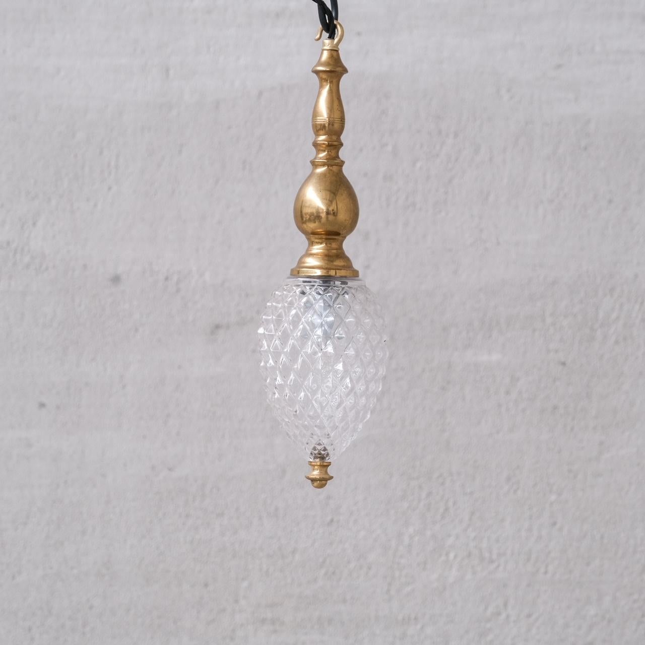 Lámpara colgante de latón y cristal, con una forma especialmente atractiva.

Francia, c1960s.

Alta y de complexión delgada.

No se conservó ninguna cadena ni rosa, pero son fáciles de conseguir en Internet.

Buen estado vintage, recableado y