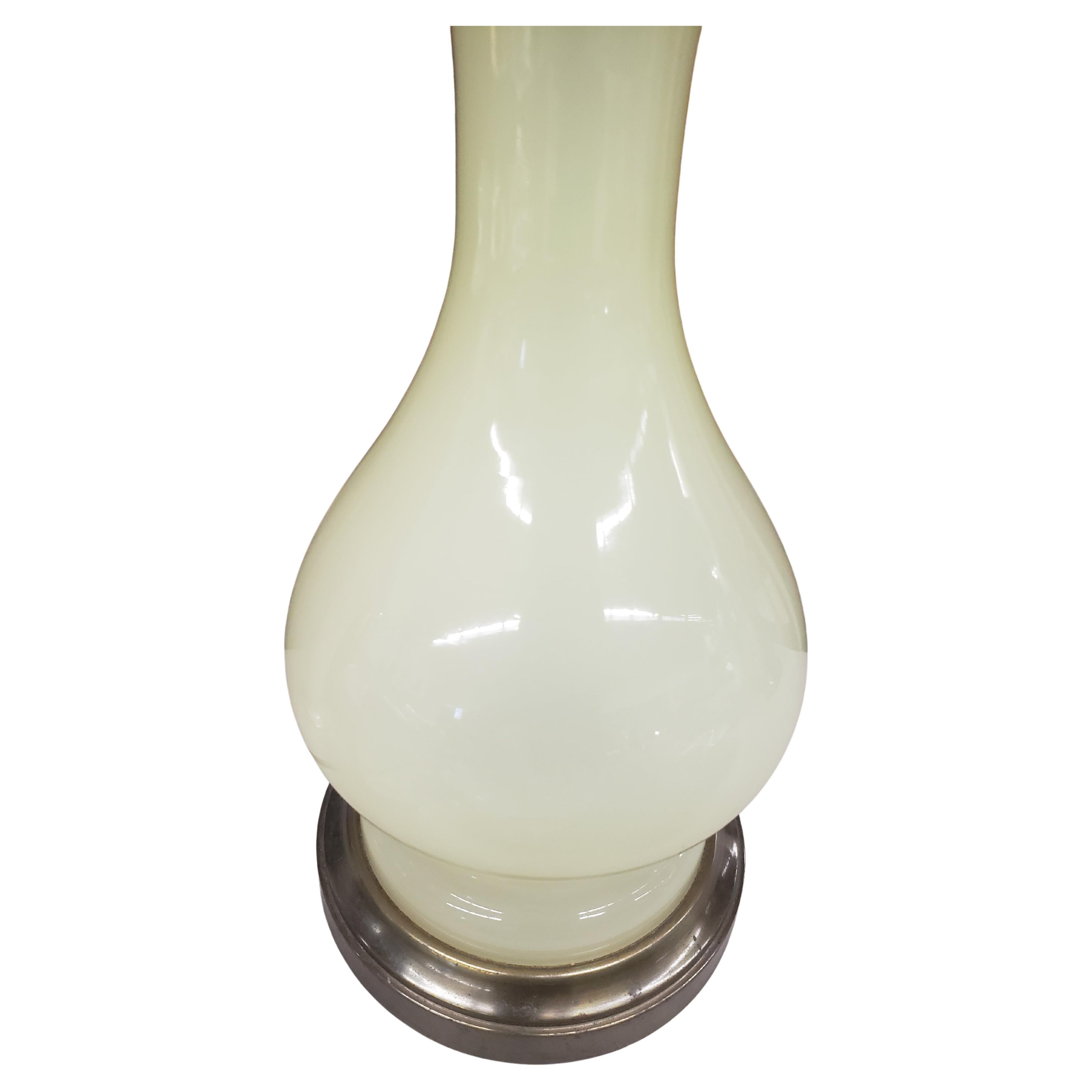 Lampe de table Stiffel du milieu du siècle, en porcelaine émaillée céladon et laiton, mesurant 6