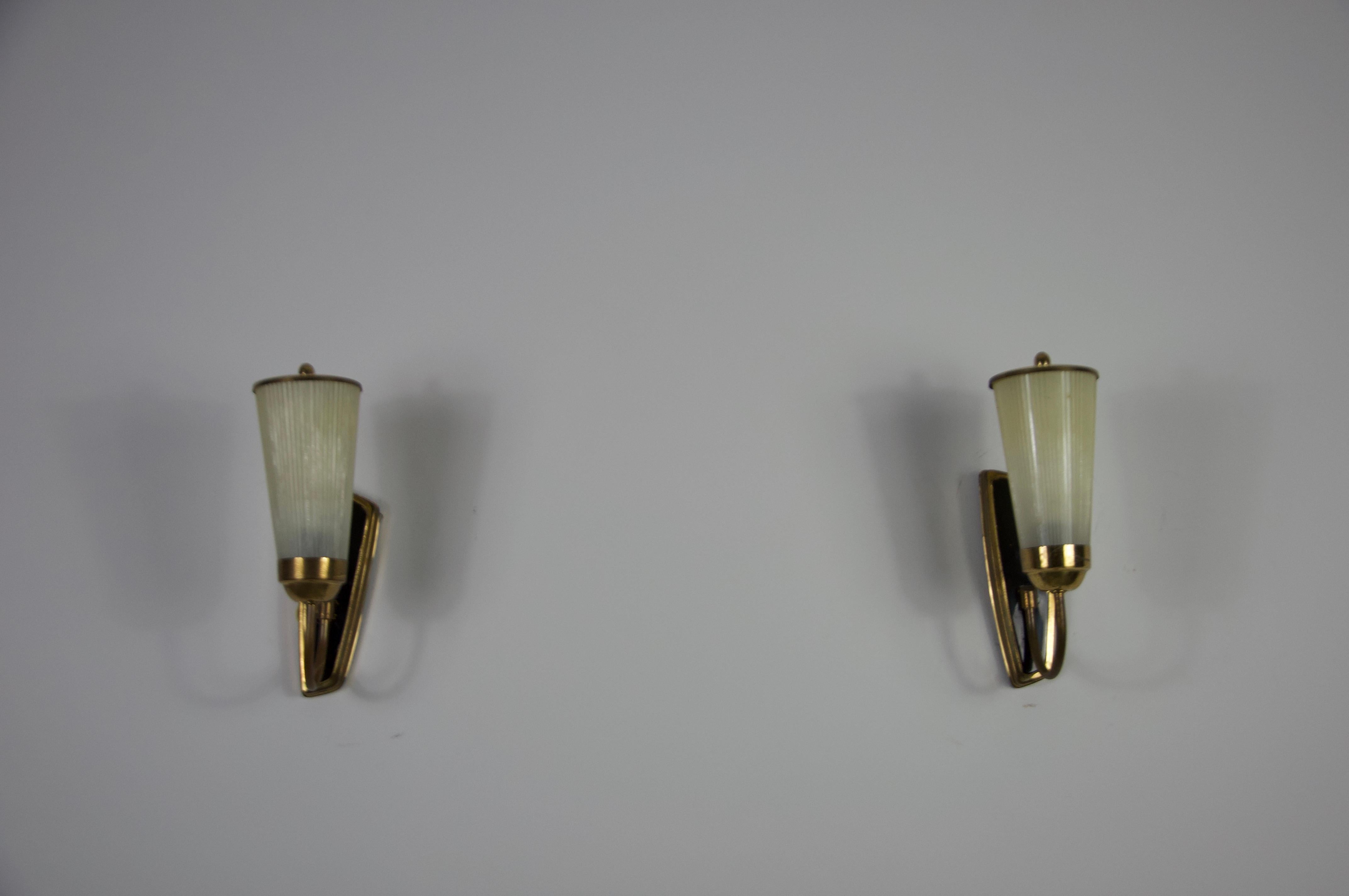 Diese Wandlampen aus der Mitte des Jahrhunderts aus Deutschland verkörpern die Quintessenz des Designs der 1950er Jahre, mit einer starken Verbindung zur Rockabilly-Ästhetik. Ihre elegante Messingkonstruktion verfügt über einen geschwungenen Arm,