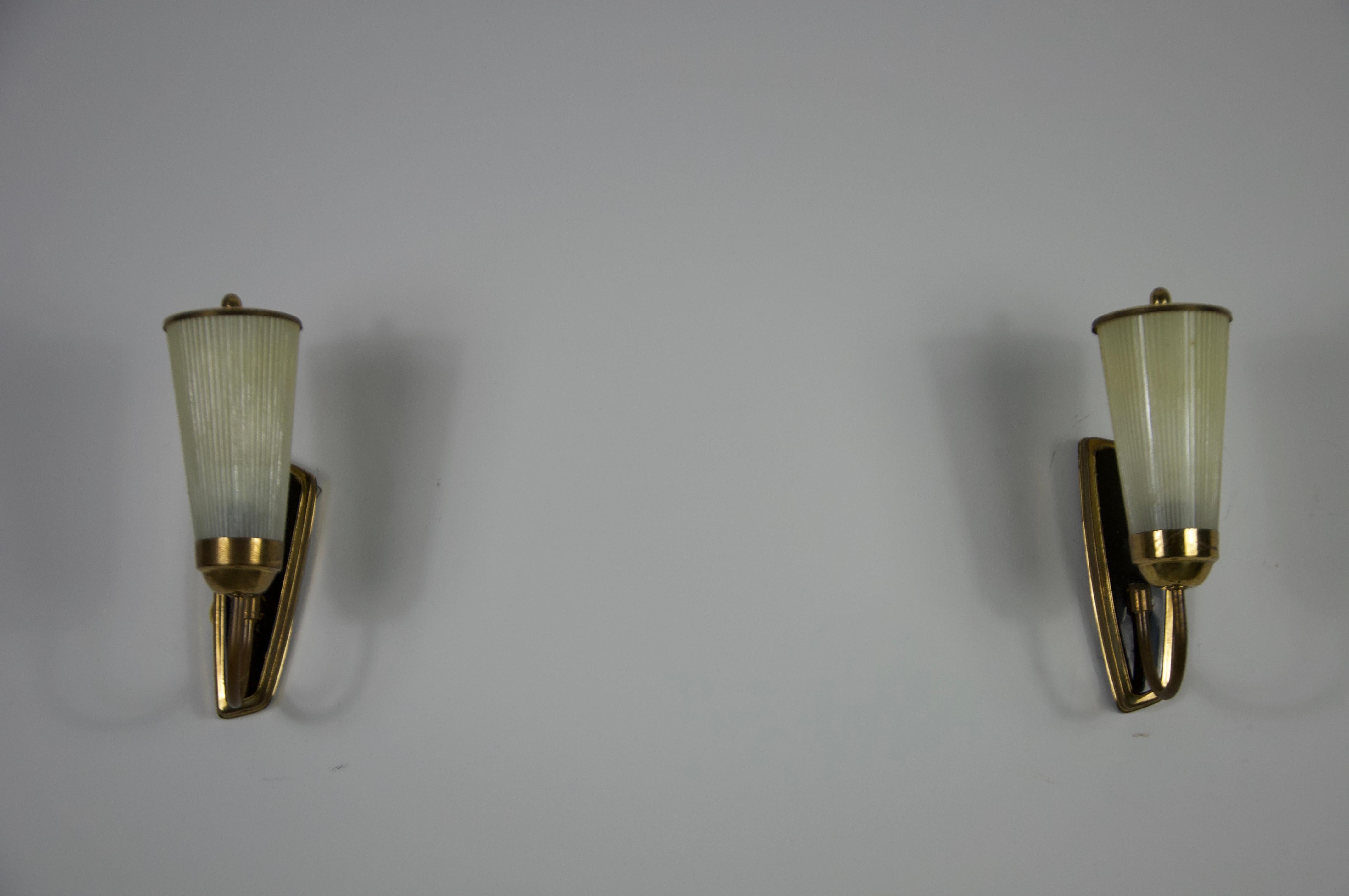 Mid Century Wandlampen aus Messing und Glas, Deutschland, 1950er Jahre (Mitte des 20. Jahrhunderts) im Angebot