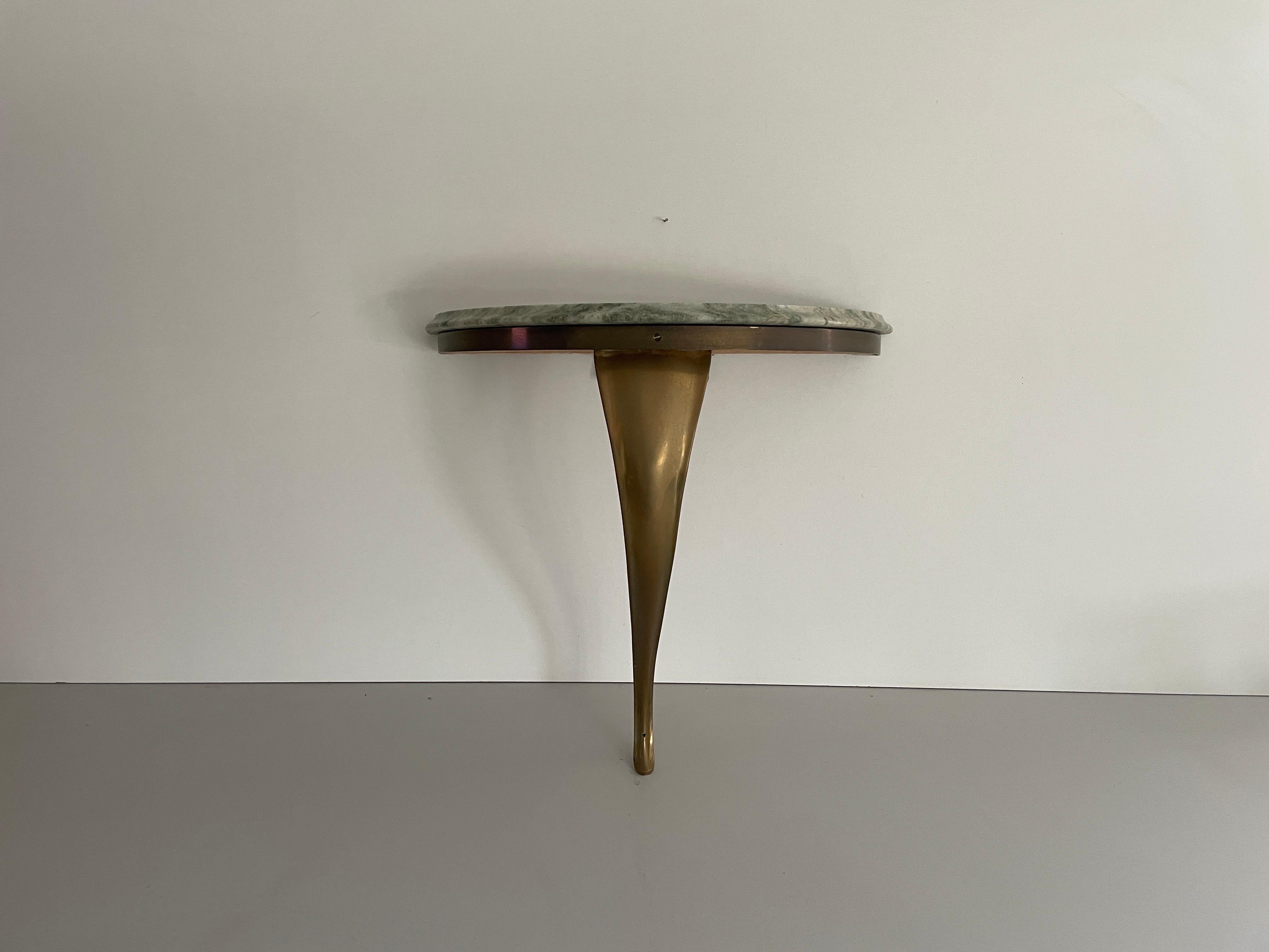 Consola de pared flotante de mediados de siglo, latón y tapa de mármol verde, años 50, Italia

Desgaste propio de la edad y el uso.

Medidas: 
Altura: 47 cm
Anchura: 48 cm
Profundidad: 24 cm