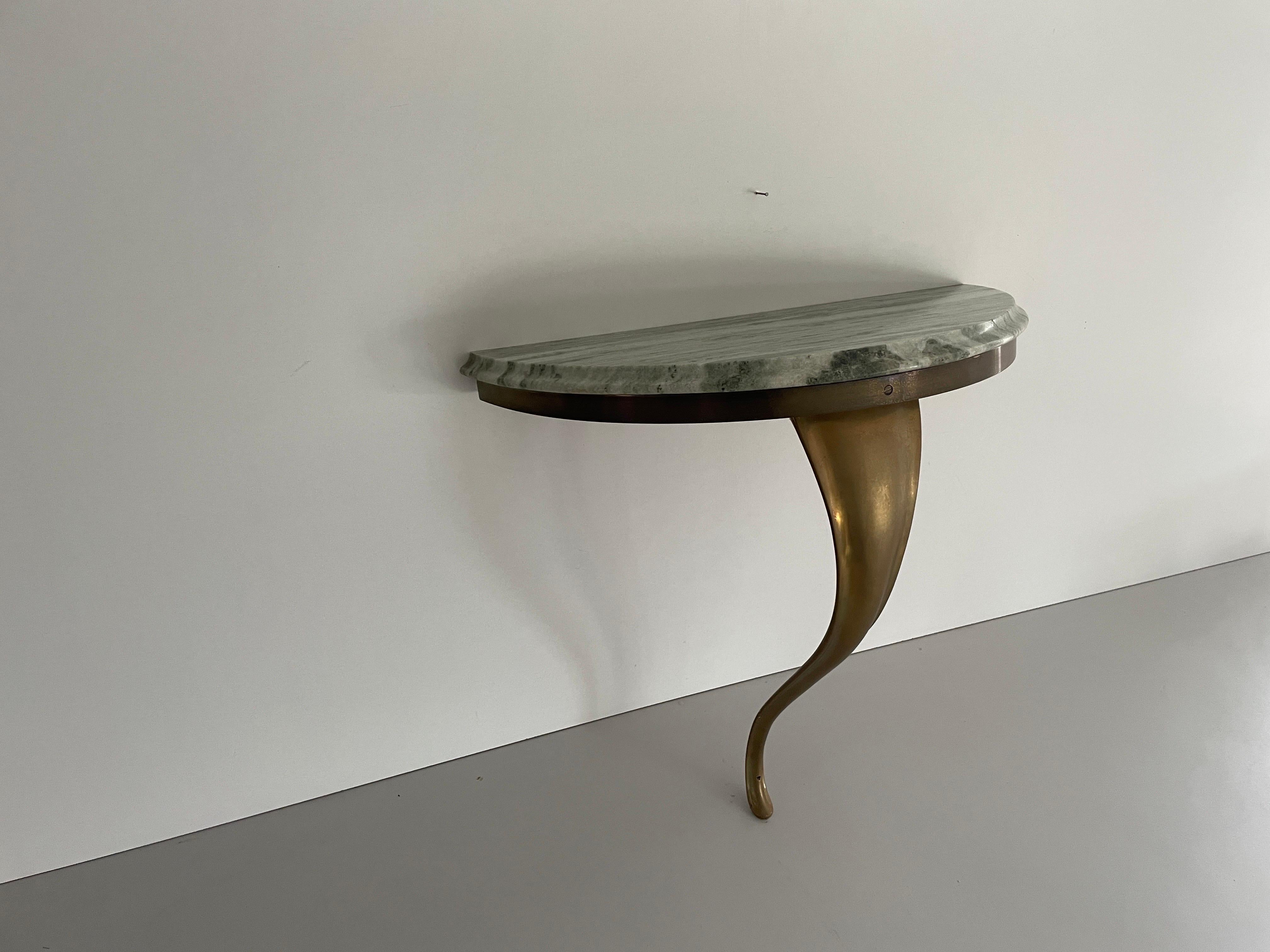 Consola de pared flotante de mediados de siglo, latón y tapa de mármol verde, años 50, Italia

Desgaste propio de la edad y el uso.

Medidas: 
Altura: 47 cm
Anchura: 48 cm
Profundidad: 24 cm
