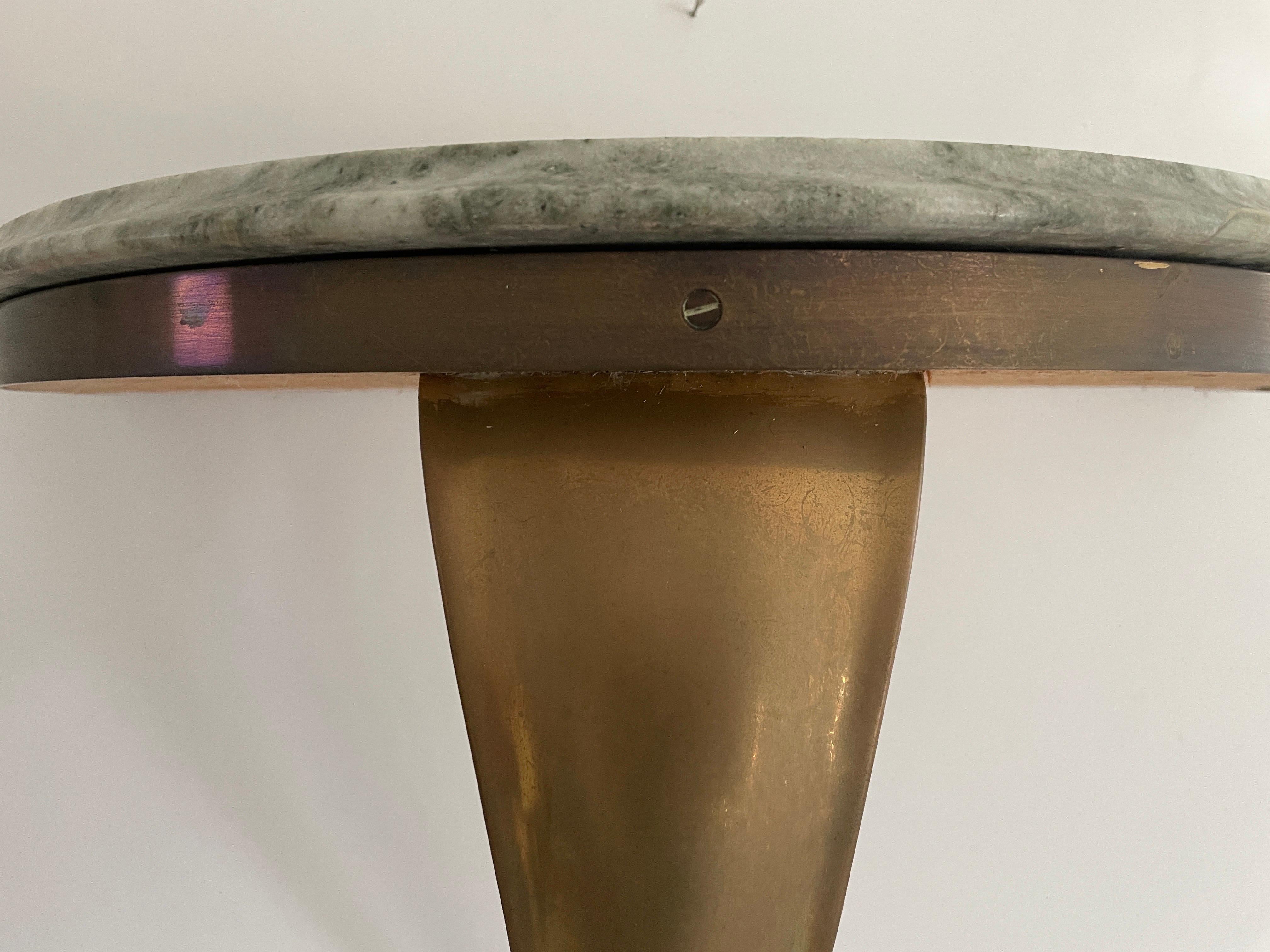 Consola de pared flotante de mediados de siglo, latón y tapa de mármol verde, años 50, Italia en Excelente estado para la venta en Hagenbach, DE