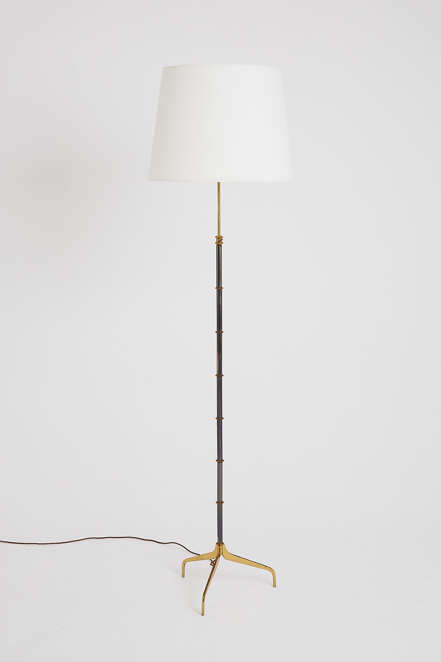 A brass and gunmetal telescopic floor lamp.
France, circa 1950.
With the shade: 186 cm tall by 46 cm diameter.
Lamp base only: ranging from 125 to 185 cm tall, 41 cm diameter base.