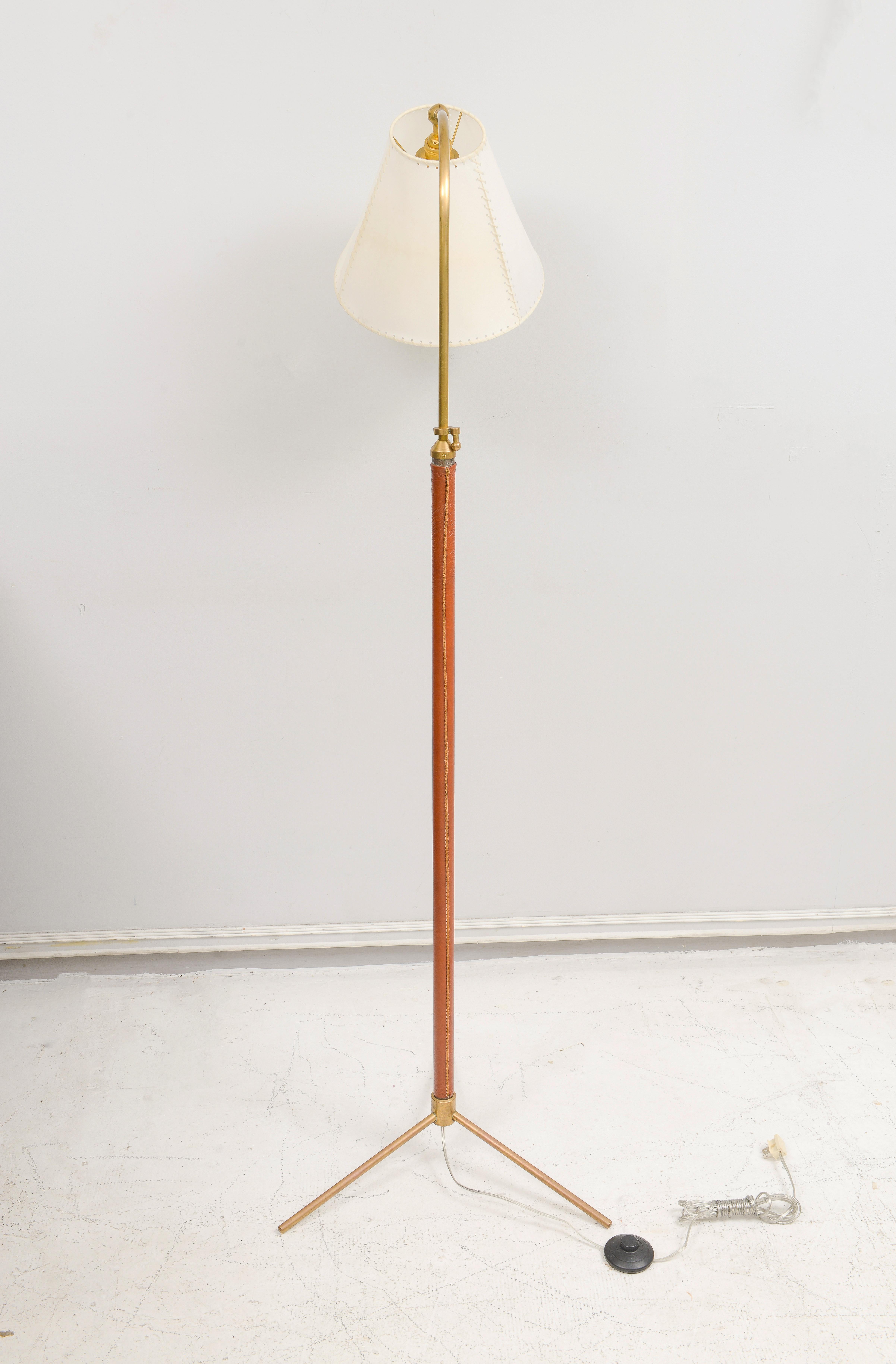 Lampada da terra in ottone e pelle Stitch by Stitch di metà secolo in vendita 2