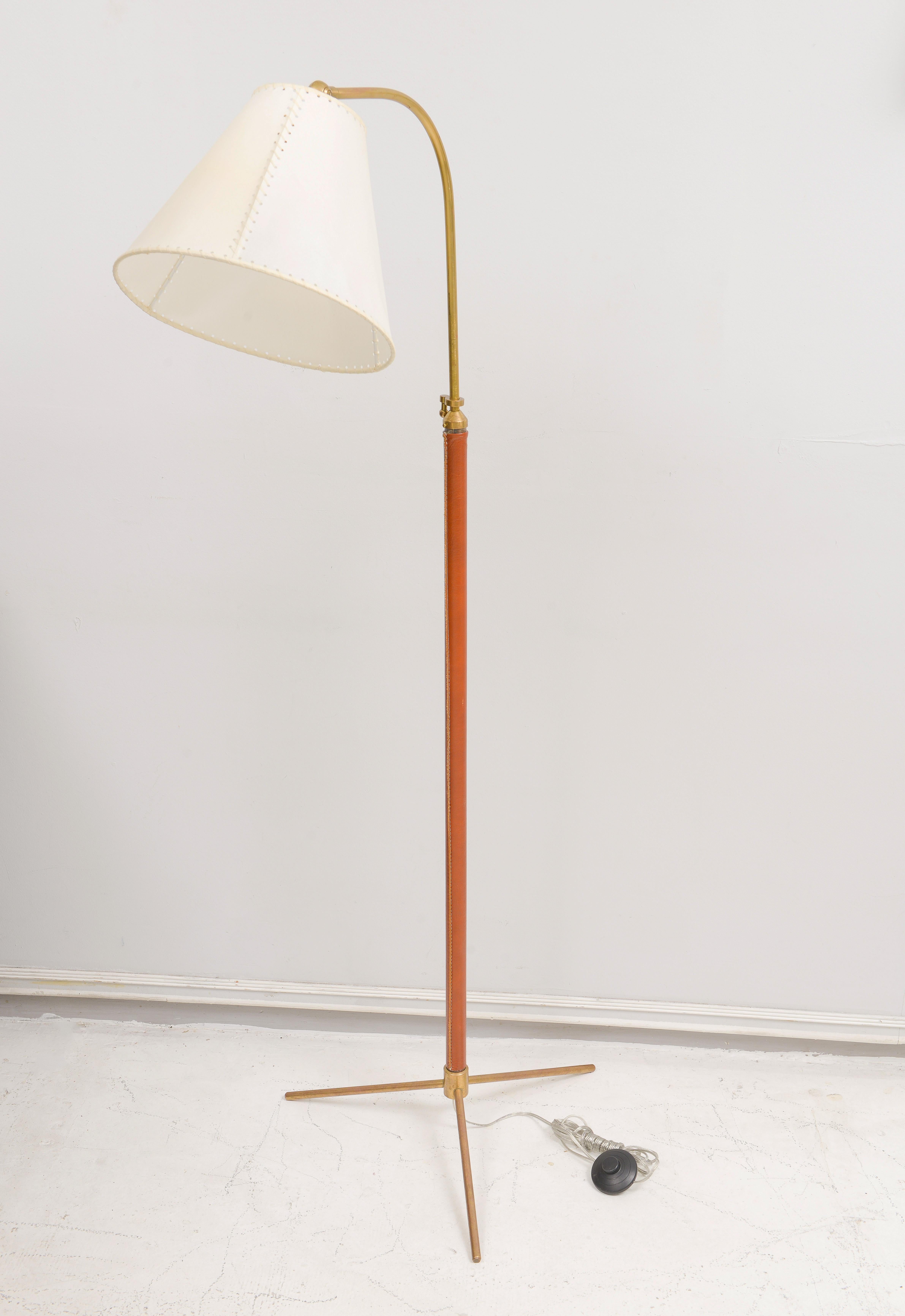 Lampada da terra di metà secolo in ottone e pelle cucita a mano con paralume.