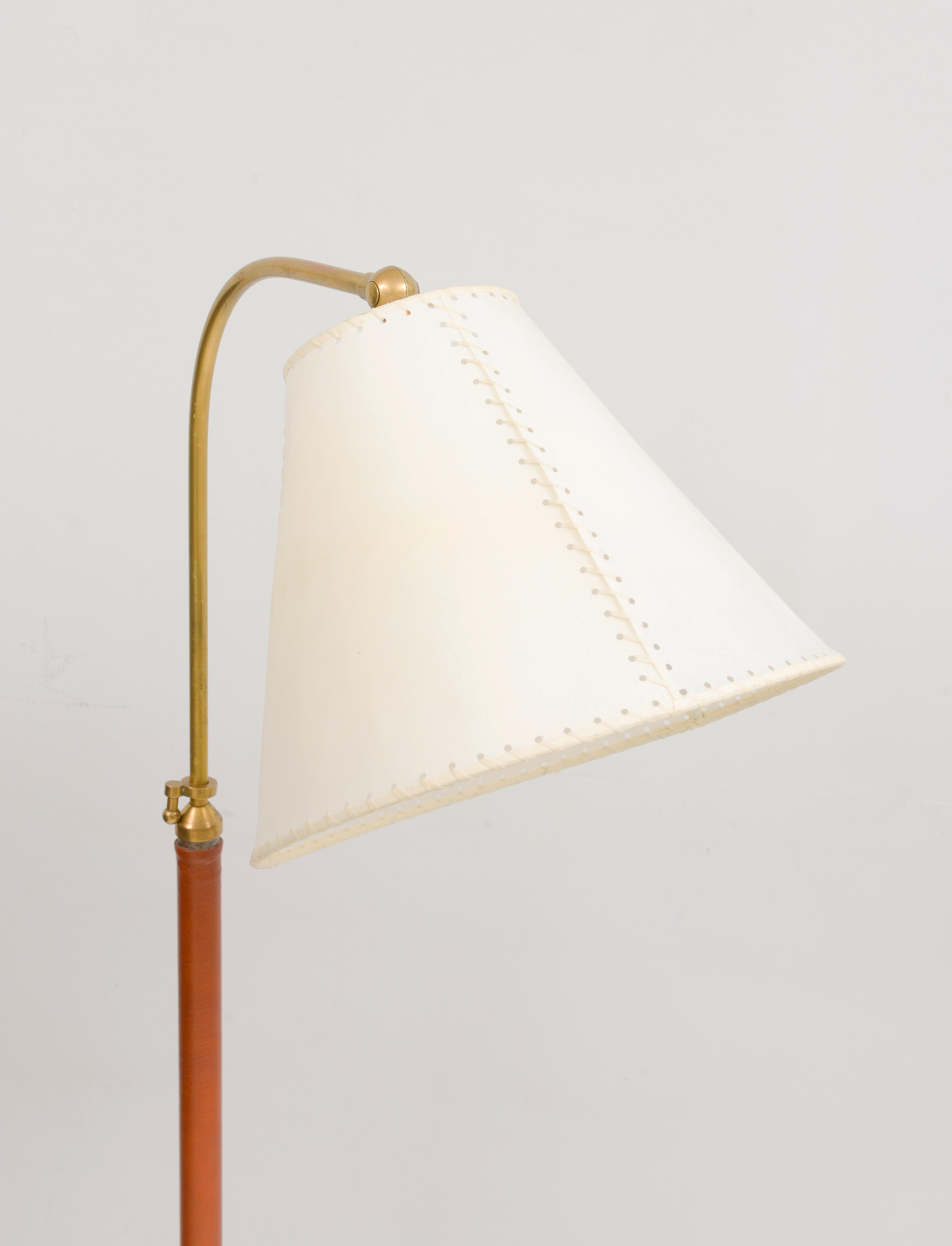 Francese Lampada da terra in ottone e pelle Stitch by Stitch di metà secolo in vendita