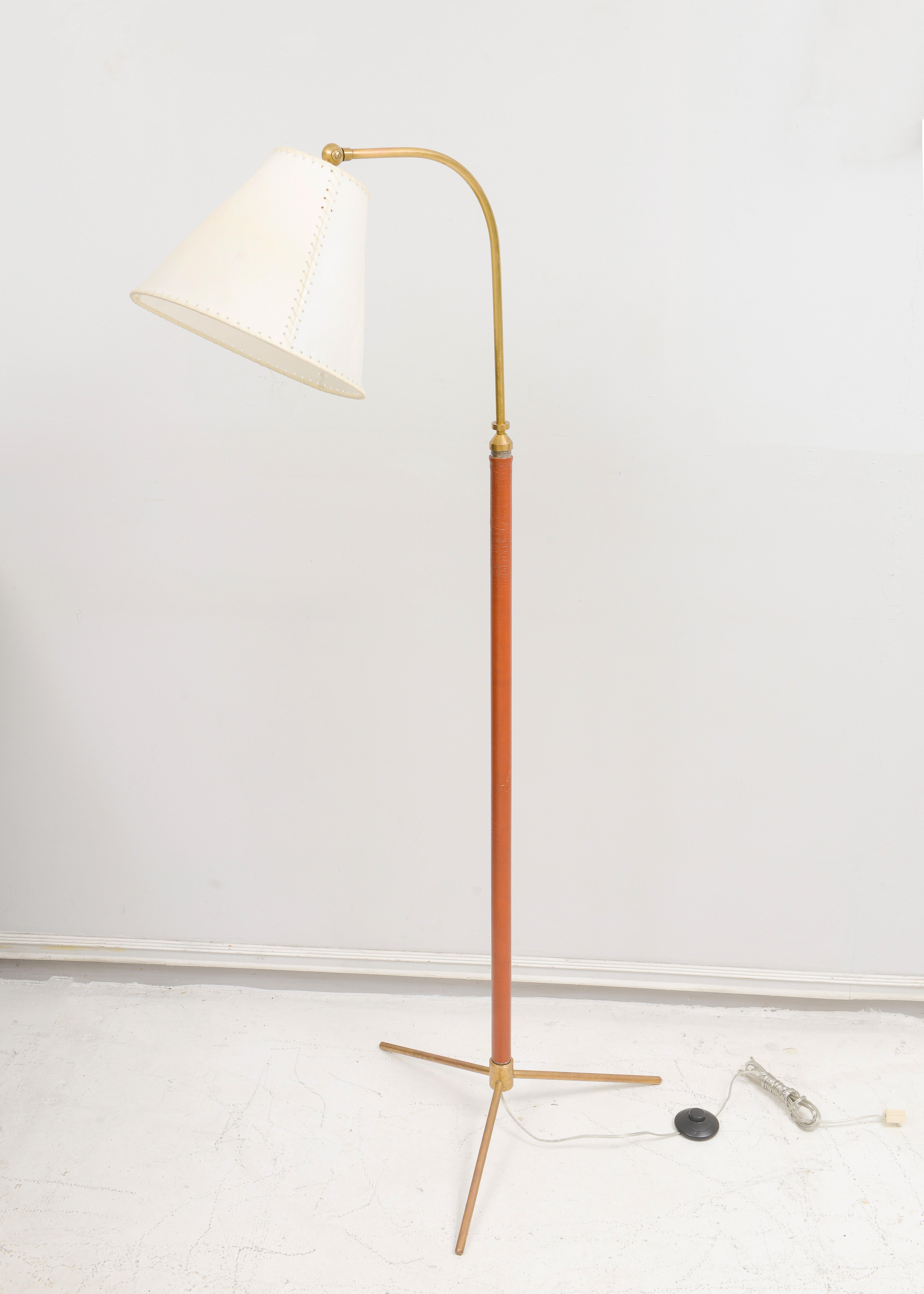 Lampada da terra in ottone e pelle Stitch by Stitch di metà secolo In condizioni ottime in vendita a New York, NY