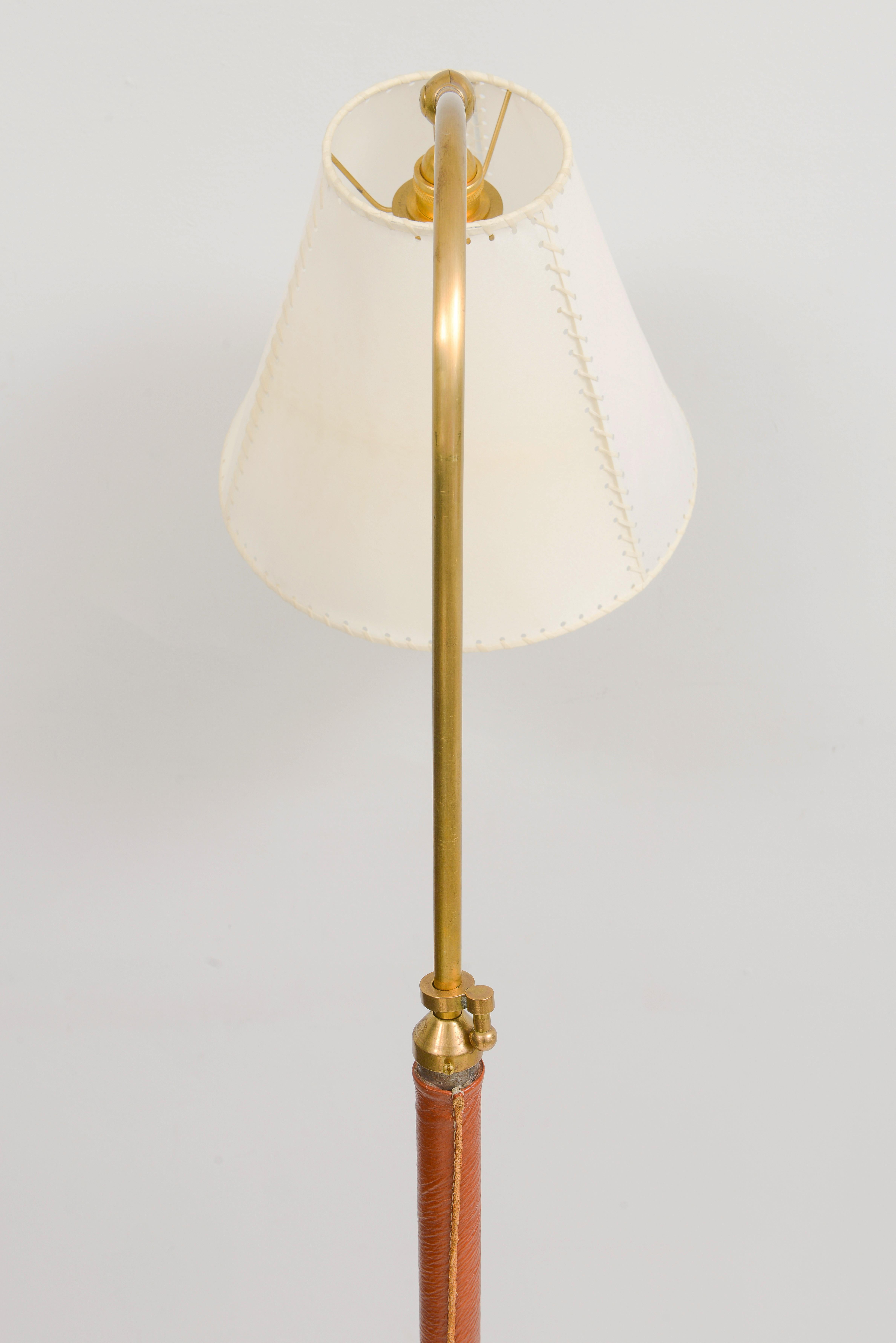 Lampada da terra in ottone e pelle Stitch by Stitch di metà secolo in vendita 1
