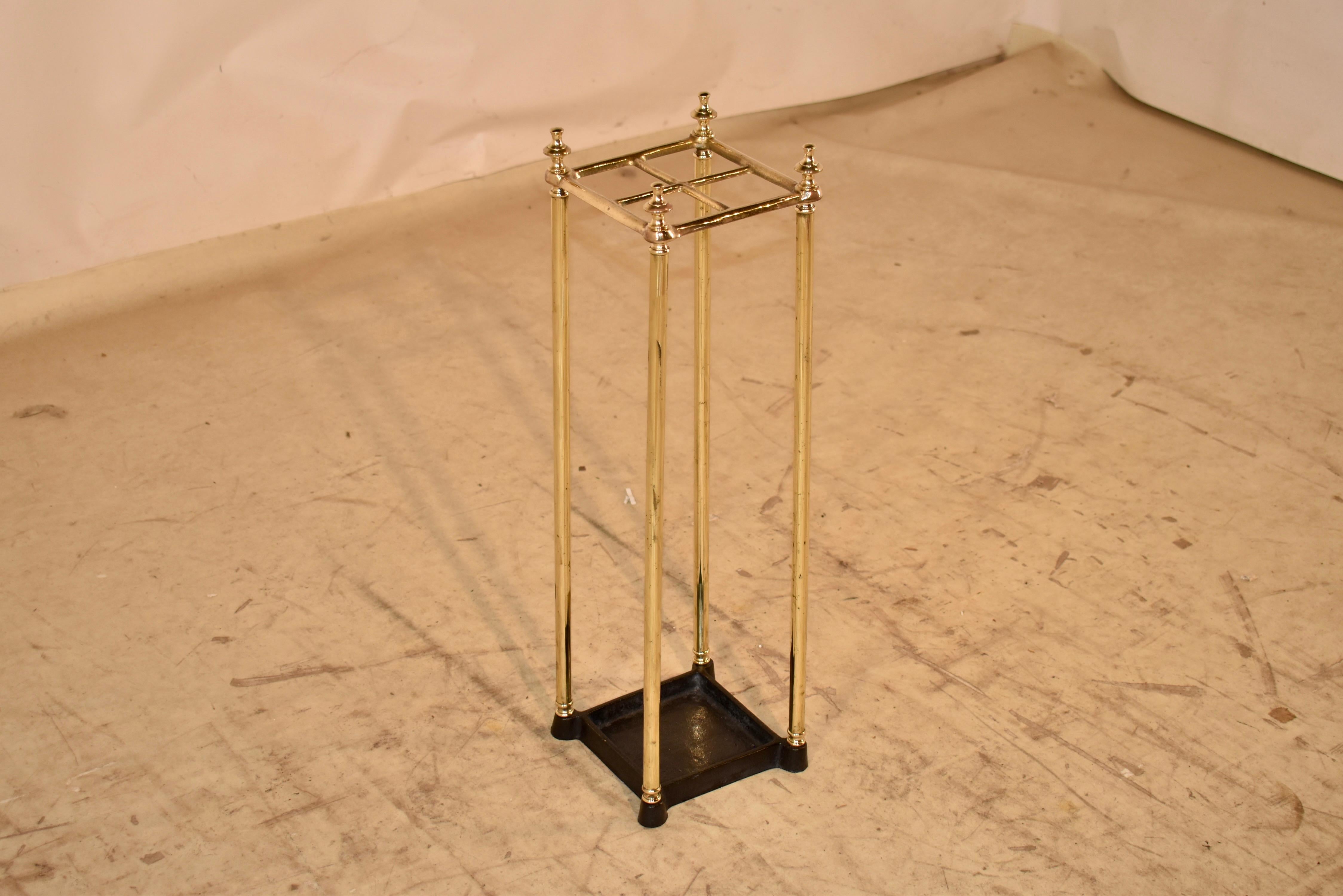 Porte-parapluie ou porte-bâton en laiton et en fer du milieu du siècle dernier.

Ses lignes sont simples et élégantes.  Ce support présente de jolis fleurons tournés à la main sur le dessus, qui descendent jusqu'à une grille de quatre carrés et des